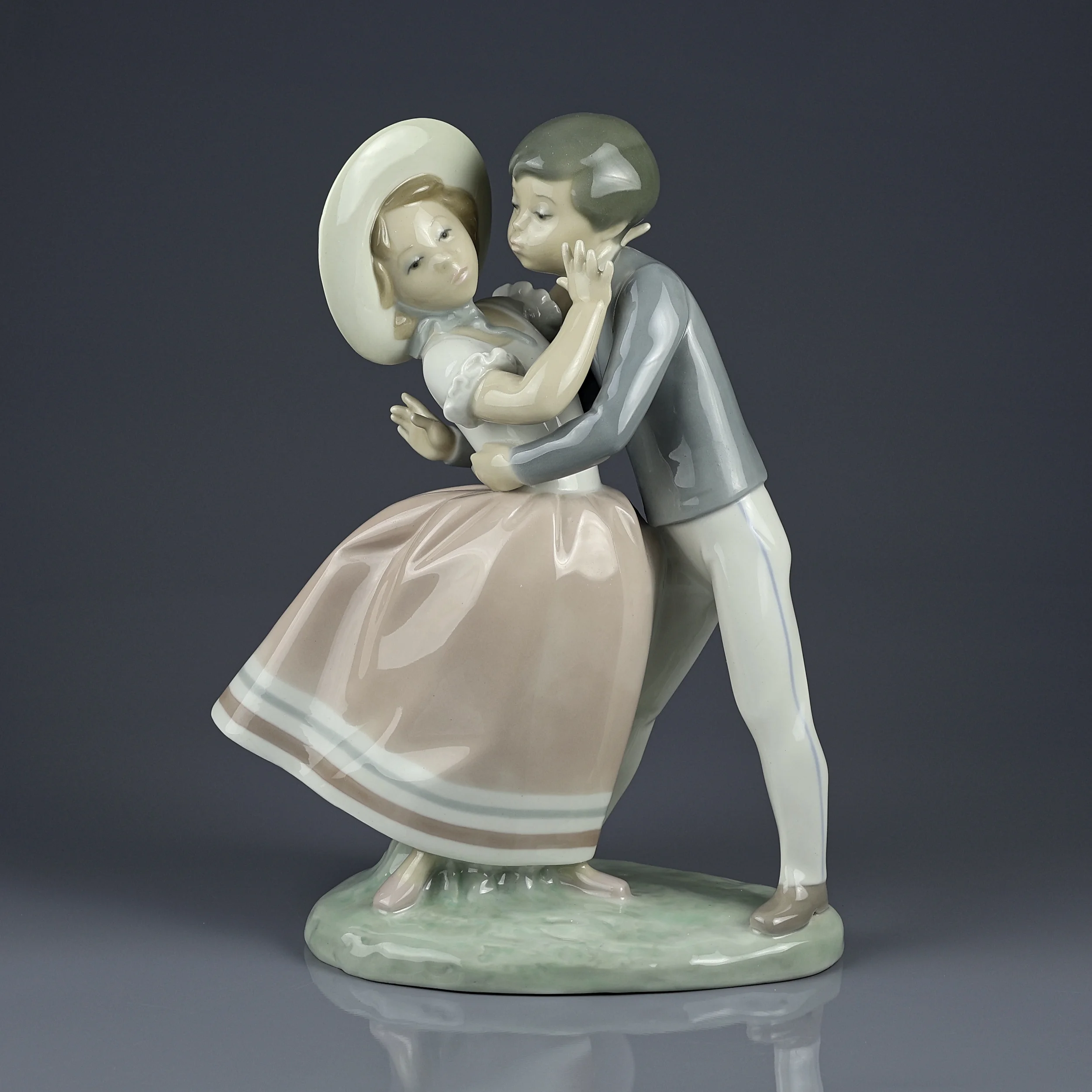 Винтажная фарфоровая статуэтка Время вальса Юноша с девушкой в танце Lladro 4856 Waltz Time