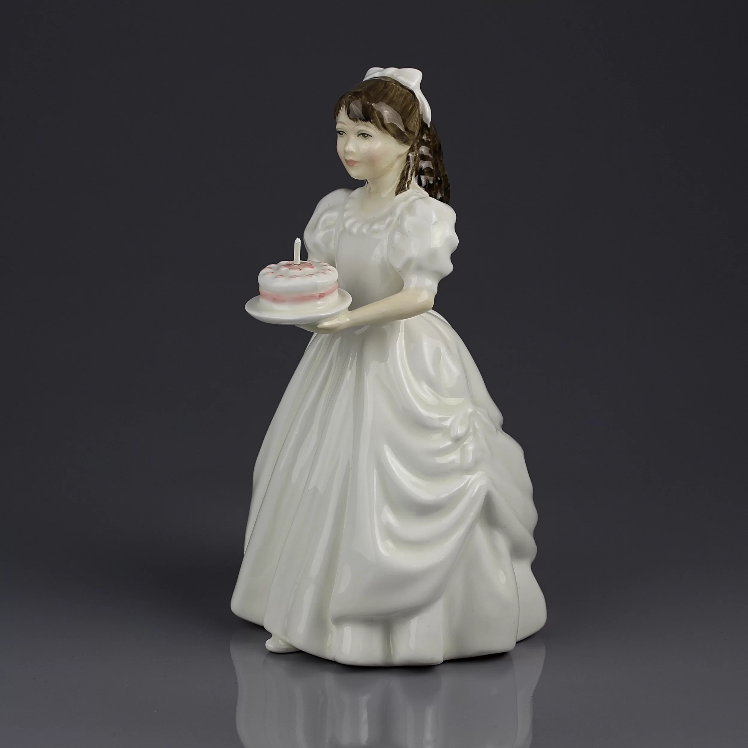 Винтажная фарфоровая статуэтка Девочка с тортом Англия Royal Doulton 3423 Birthday Girl