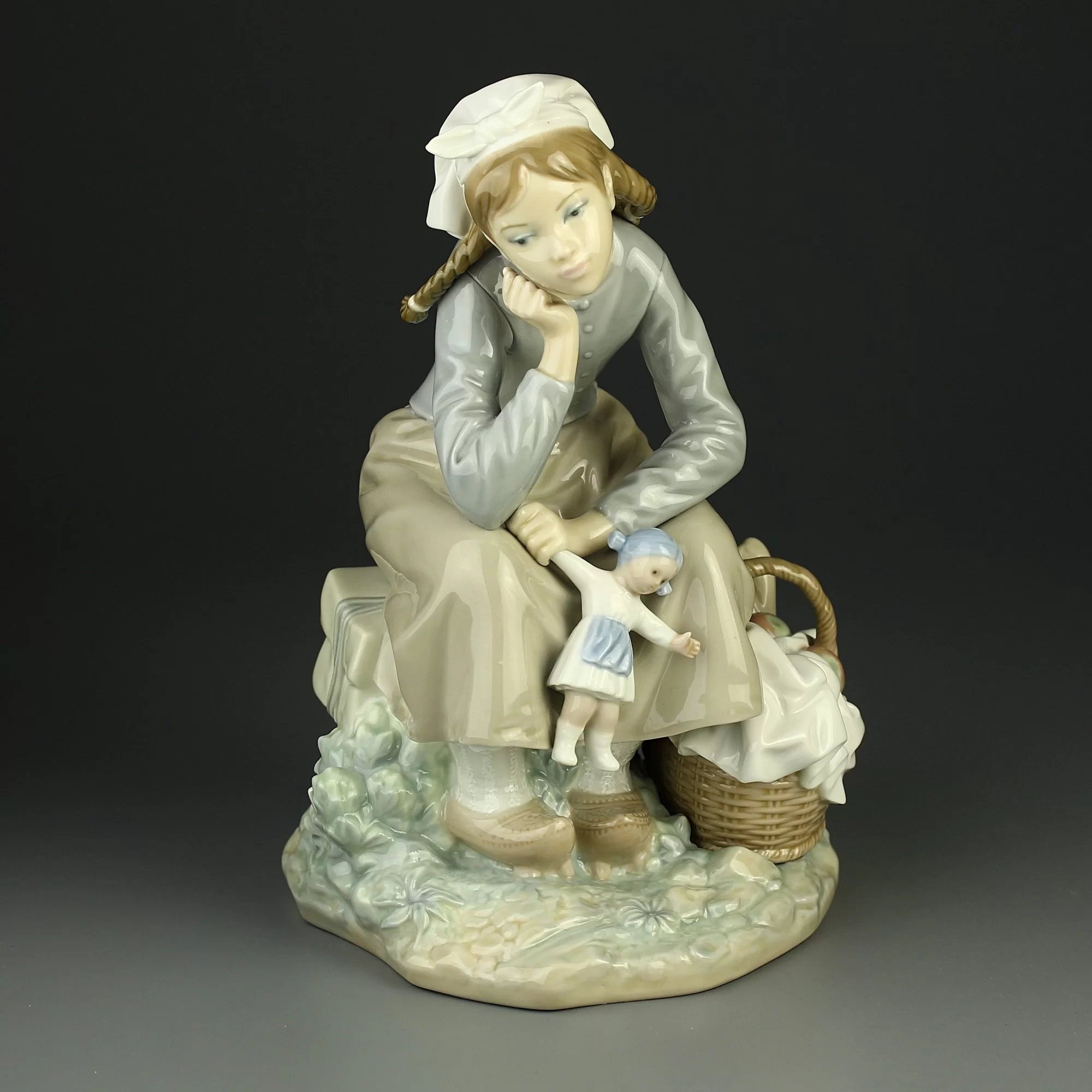 Винтажная фарфоровая статуэтка Испания Lladro 1211 Girl with Doll Девочка с куклой и корзиной