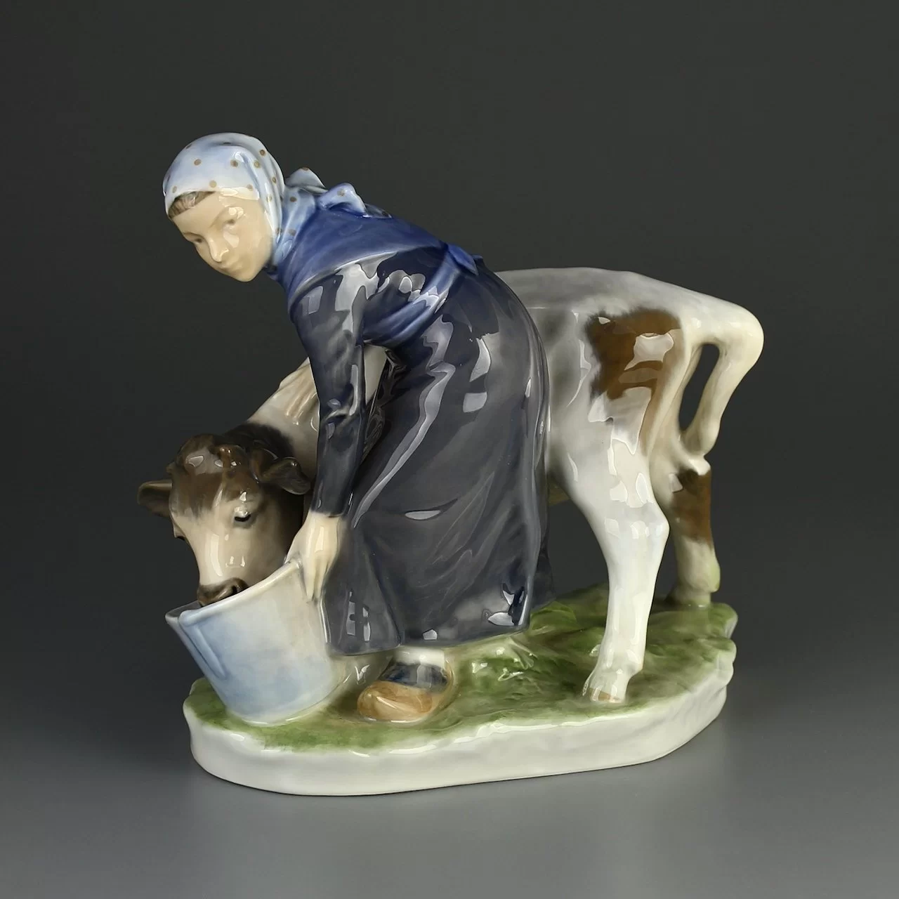 Винтажная фарфоровая статуэтка Дания Royal Copenhagen Girl With Calf Девочка с телёнком Корова
