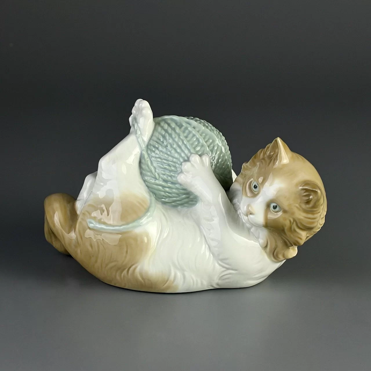 Винтажная фарфоровая статуэтка Кошка играет с клубком Lladro NAO Cat Playing