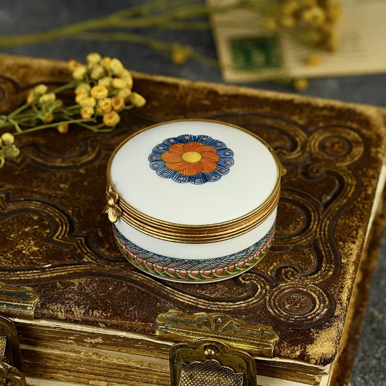 Винтажная фарфоровая шкатулка таблетница Лимож Limoges Porcelaine de Paris
