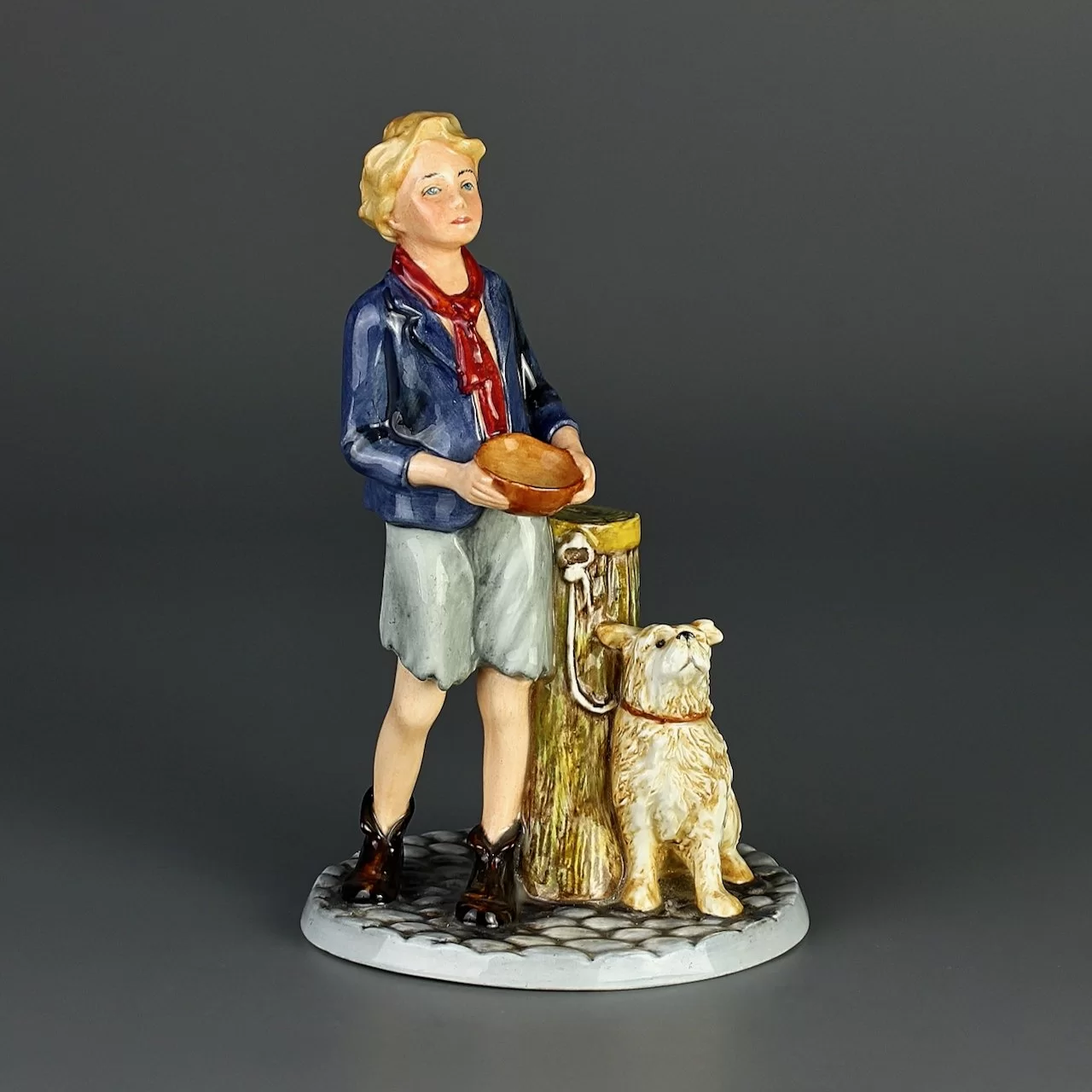 Винтажная фарфоровая статуэтка Англия Royal Doulton 3302 Please Sir Оливер Твист Чарльз Диккенс