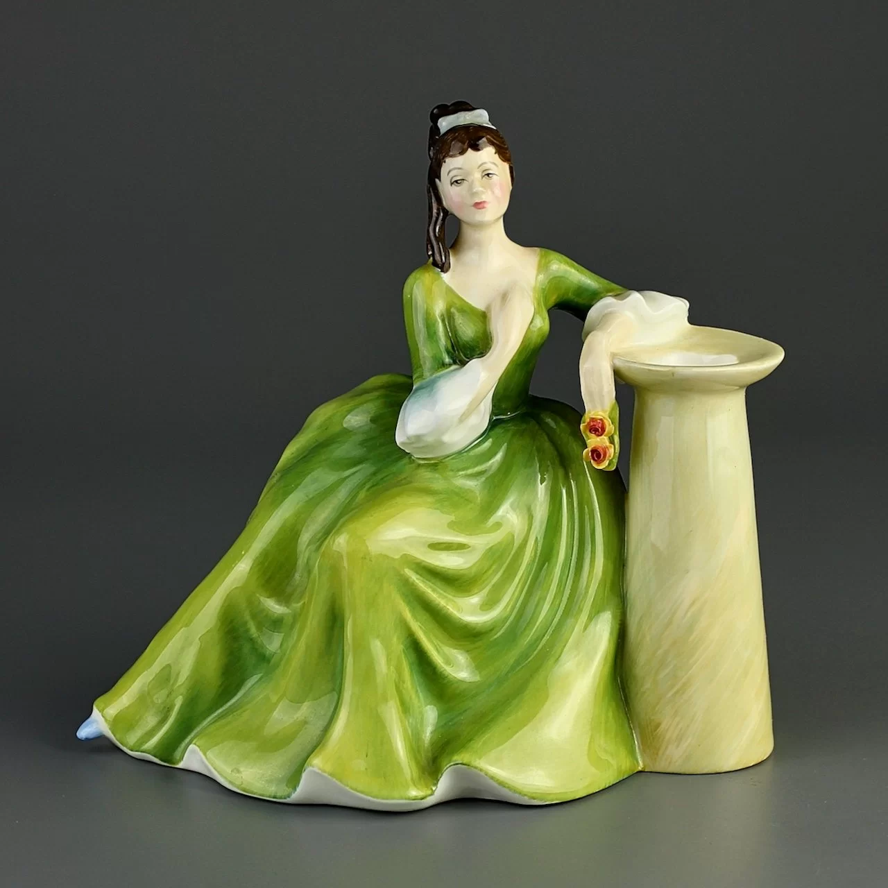 Винтажная фарфоровая статуэтка Англия Royal Doulton 2382 Secret Thoughts Сокровенные мысли Дама с розами