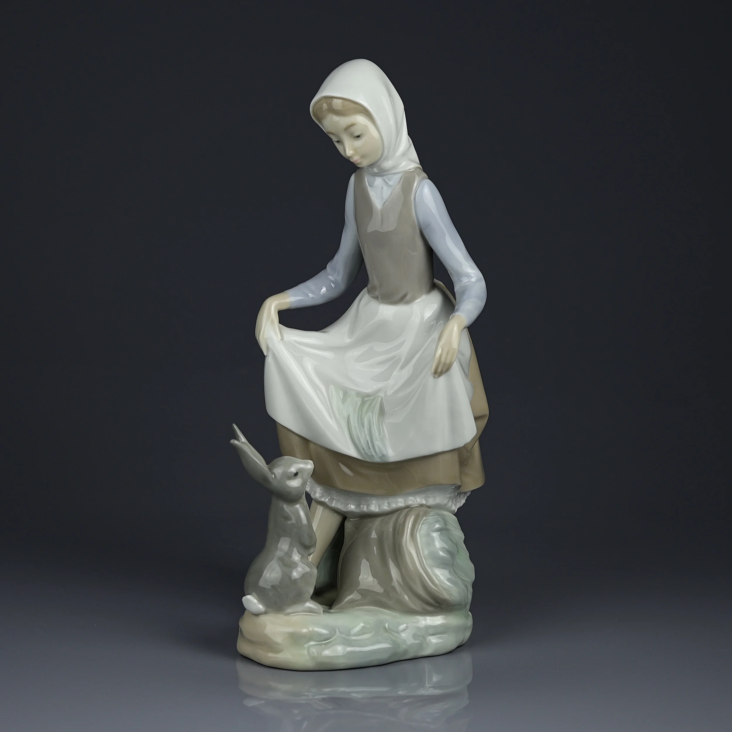 Винтажная фарфоровая статуэтка Девочка кормит кролика Lladro 4826 Rabbits Food