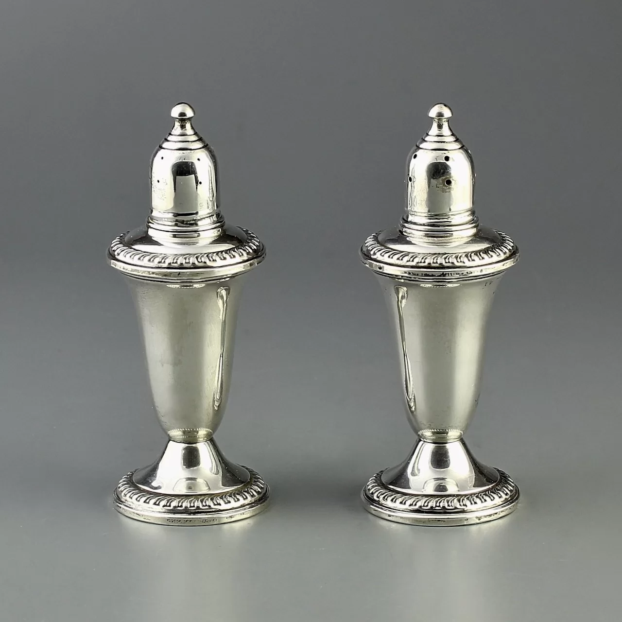 Винтажные солонка и перечница со стеклянной ёмкостью внутри Empire Silver Co США