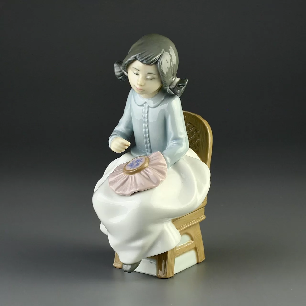 Винтажная фарфоровая статуэтка Испания Lladro NAO Counting Stitches Девочка вышивает