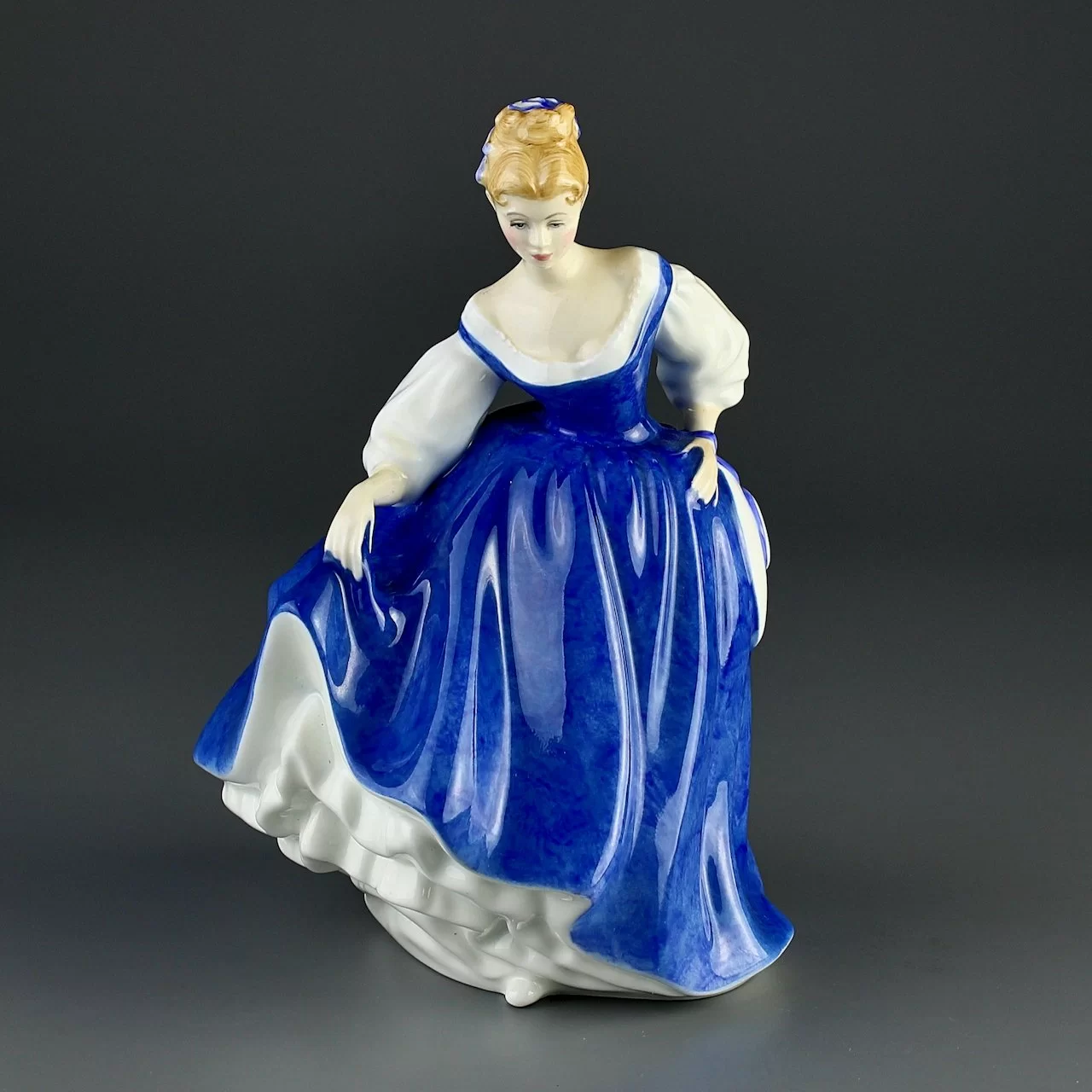 Винтажная фарфоровая статуэтка Англия Royal Doulton 3340 Kay Девушка Кей