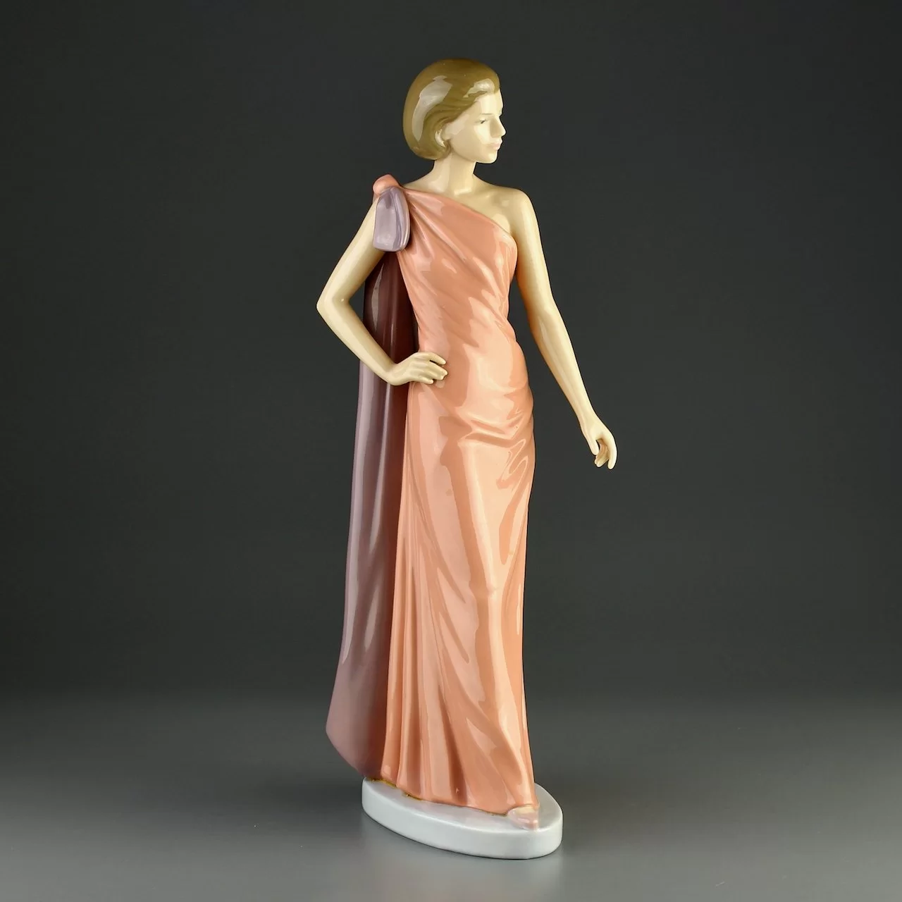 Винтажная фарфоровая статуэтка Дама Девушка Lladro NAO Flirtatious