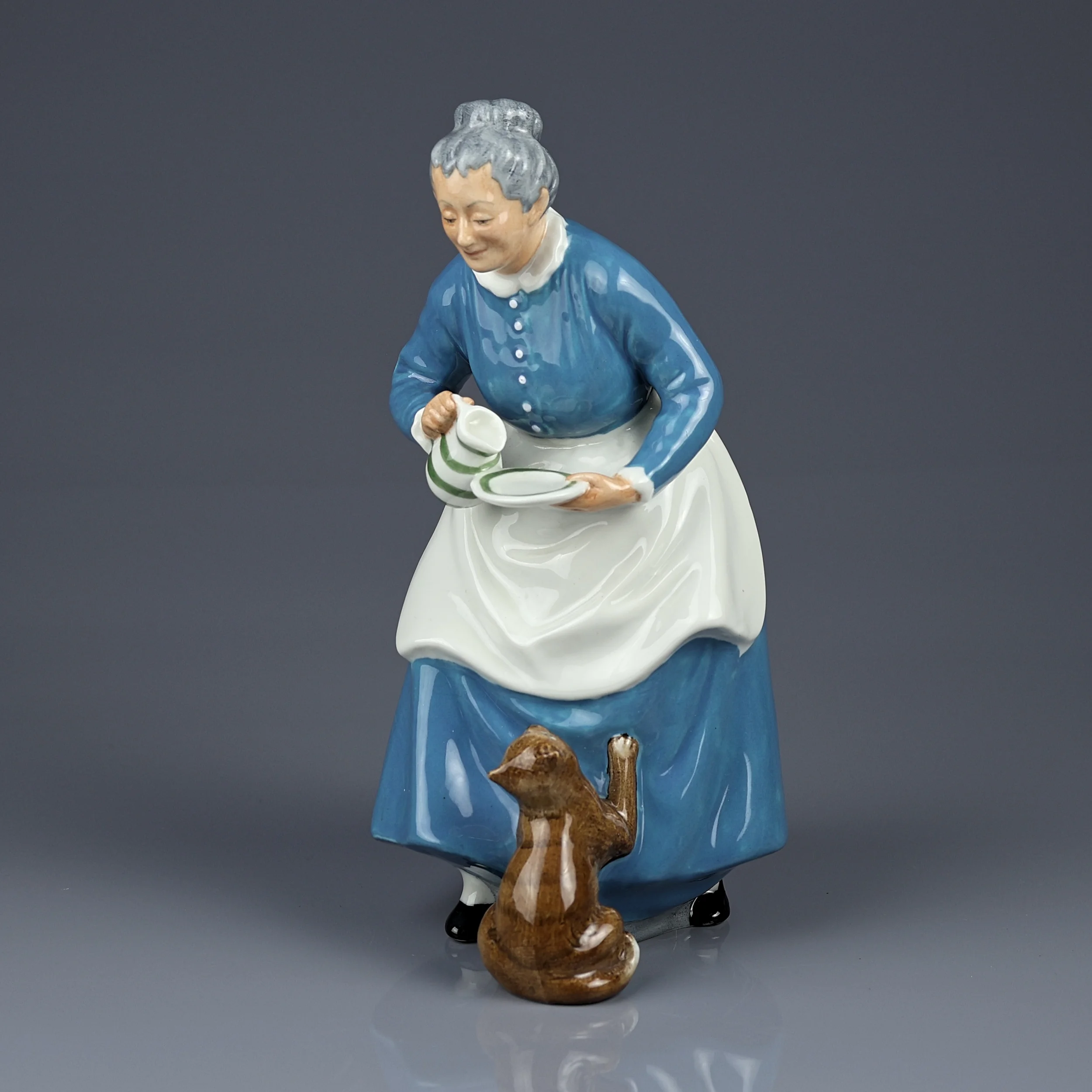 Винтажная фарфоровая статуэтка Бабушка с кувшином Кошка Англия Royal Doulton HN2249 Favourite