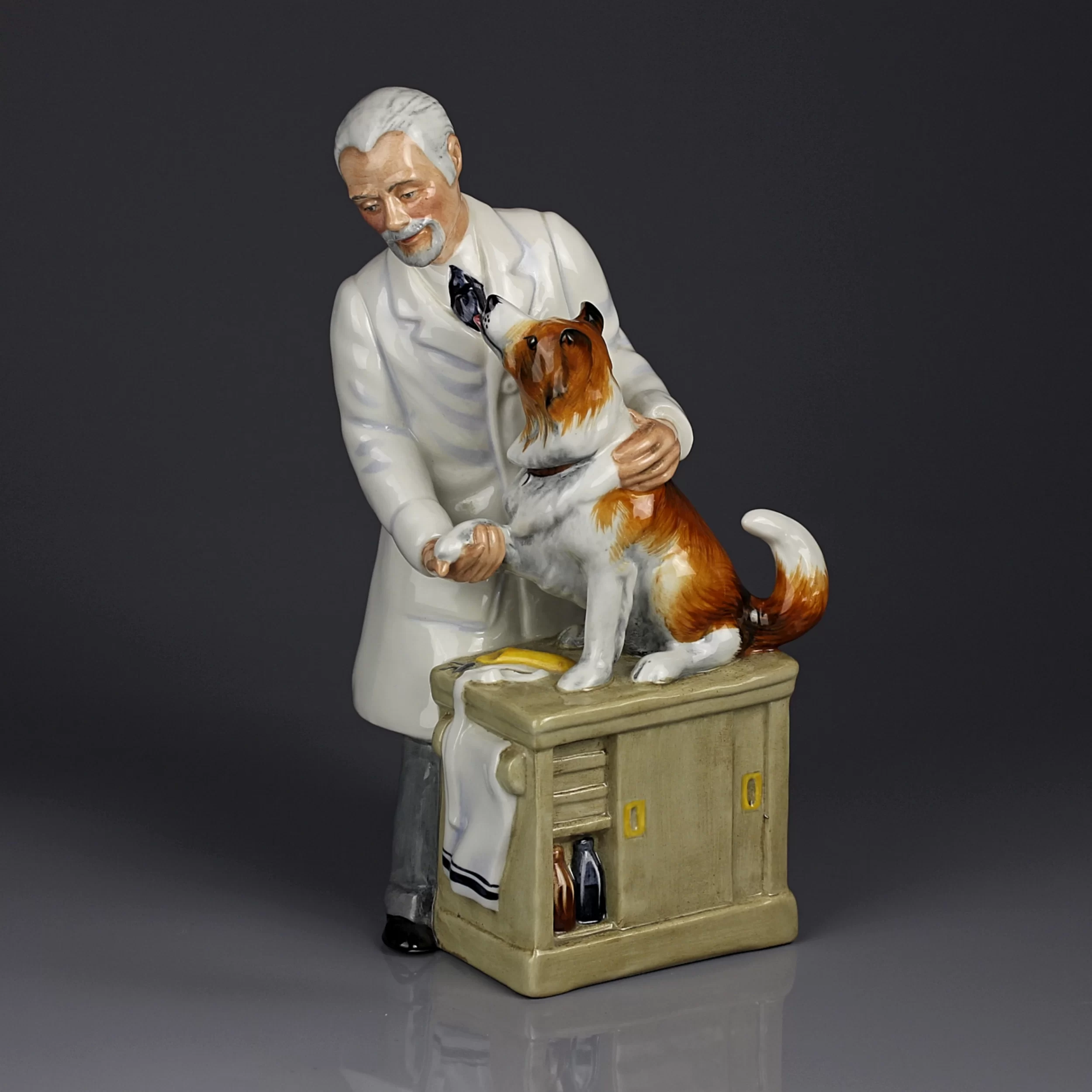 Винтажная фарфоровая статуэтка Англия Royal Doulton 2731 Thanks Doc Ветеринар с собакой