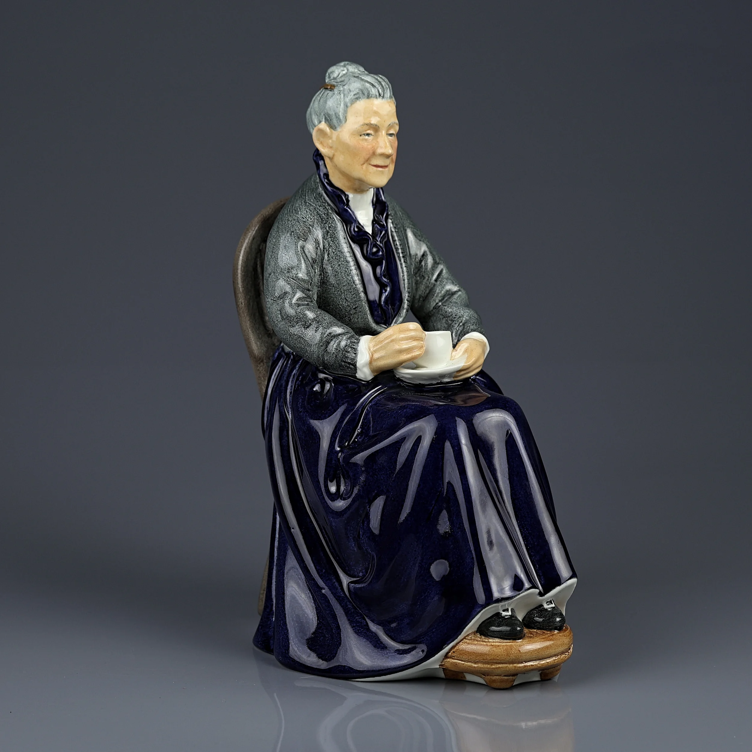 Винтажная фарфоровая статуэтка Англия Royal Doulton HN2322 Cup of Tea Бабушка с чашкой чая