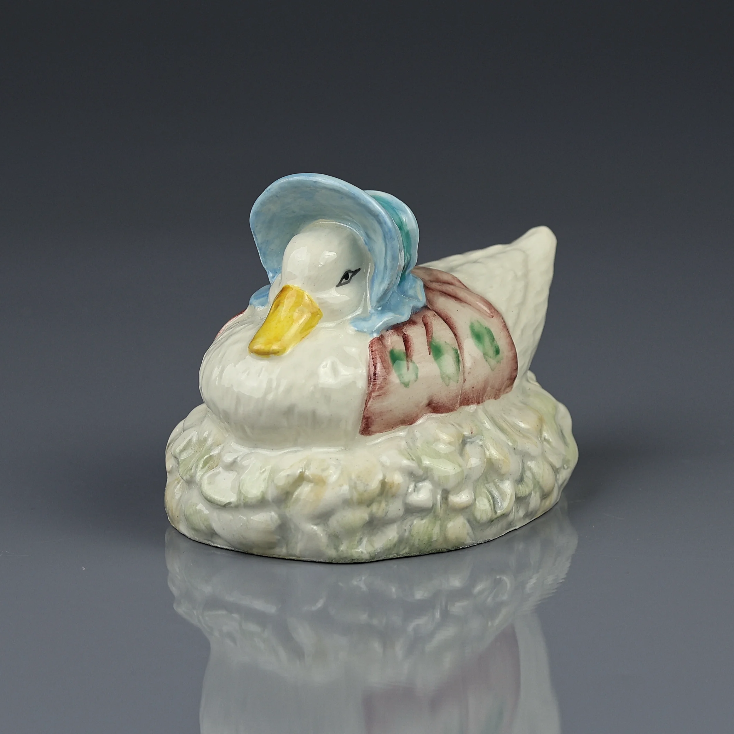 Винтажная английская статуэтка Уточка Джемайма в гнезде Royal Albert Jemima Puddle-Duck Made a Feather Nest Beatrix Potter