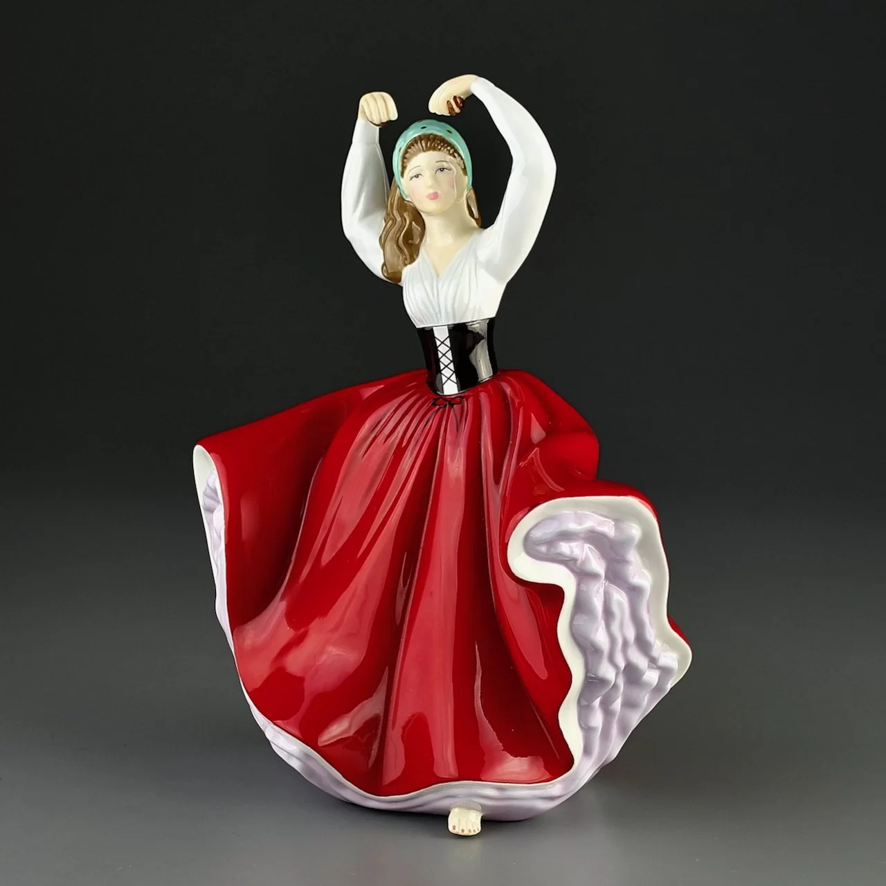 Винтажная фарфоровая статуэтка Англия Royal Doulton 4779 Karen Танцующая девушка