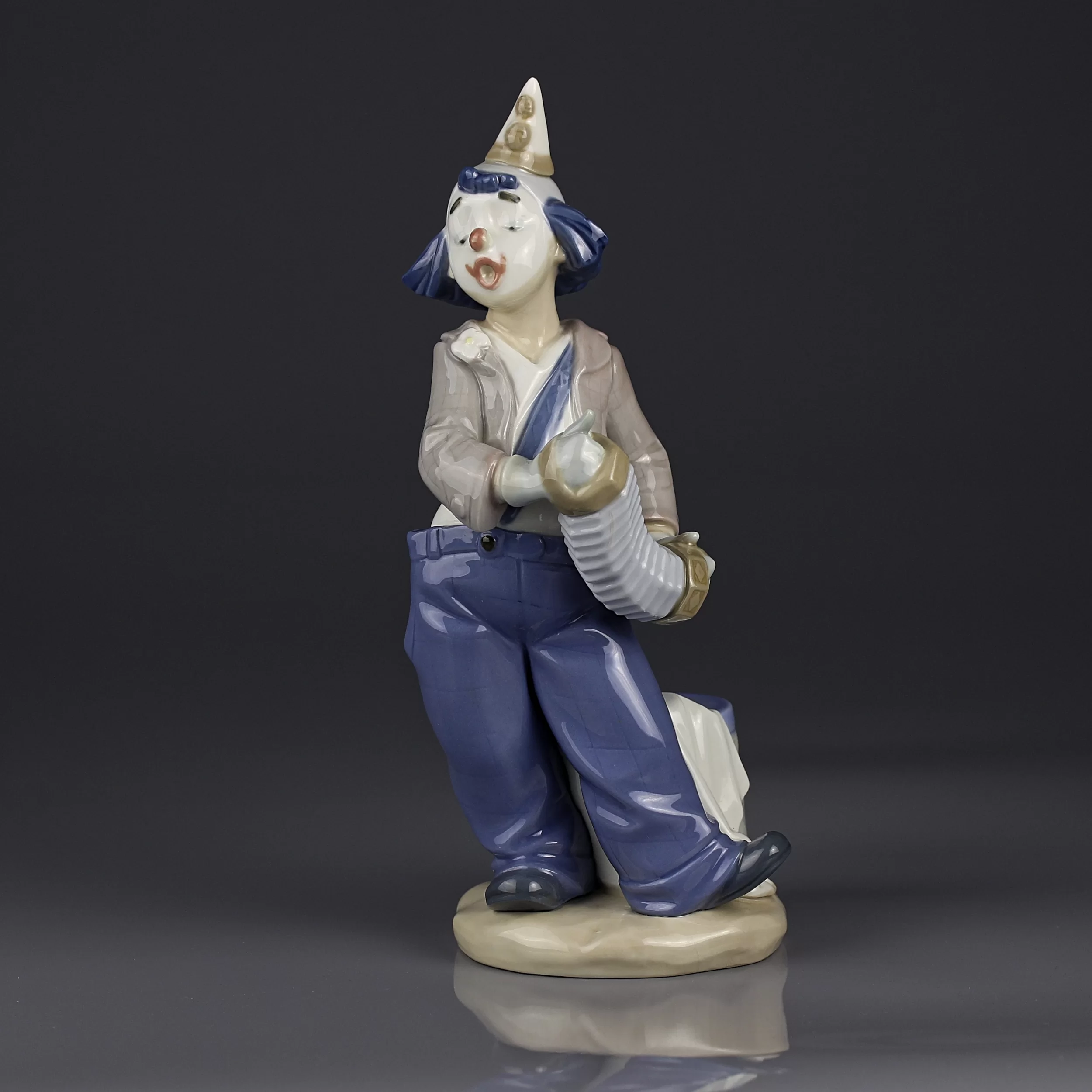 Винтажная фарфоровая статуэтка NAO Lladro Клоун в колпаке с концертиной, гармошкой