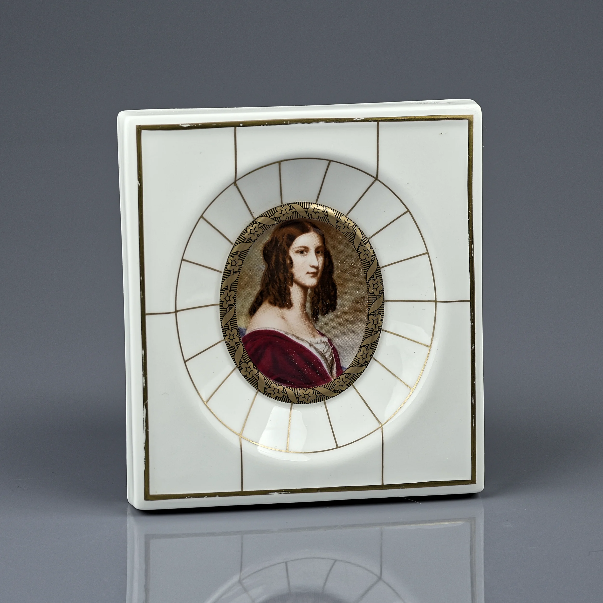 Винтажная фарфоровая миниатюра Friederike Freiin von Gumppenberg Германия Villeroy & Boch Heinrich 1983