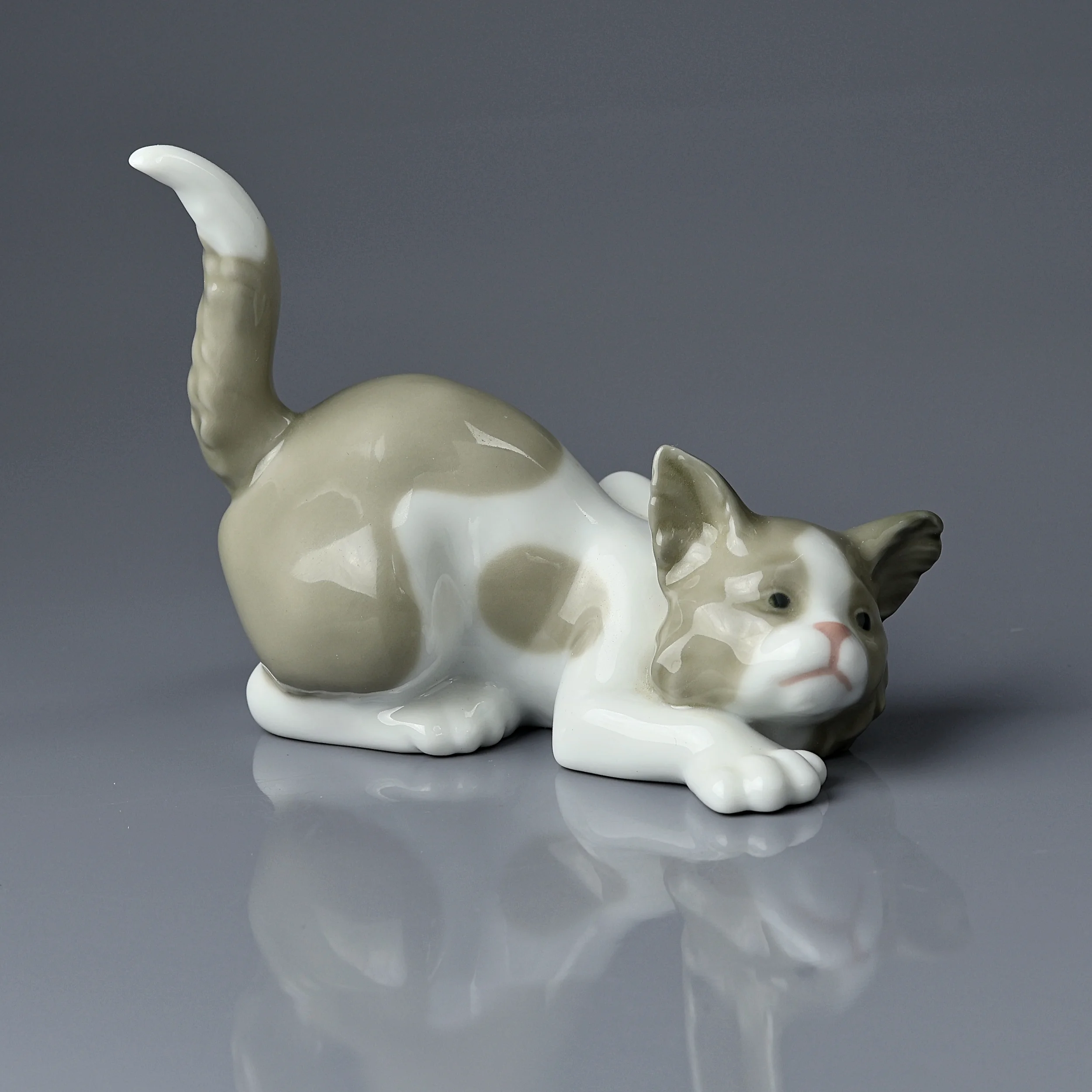 Винтажная фарфоровая статуэтка насторожившегося кота с поднятым хвостом Lladro 5112 Attentive Cat
