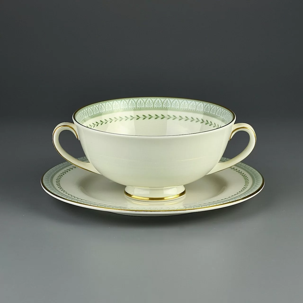 Винтажная английская бульонница Royal Doulton Berkshire