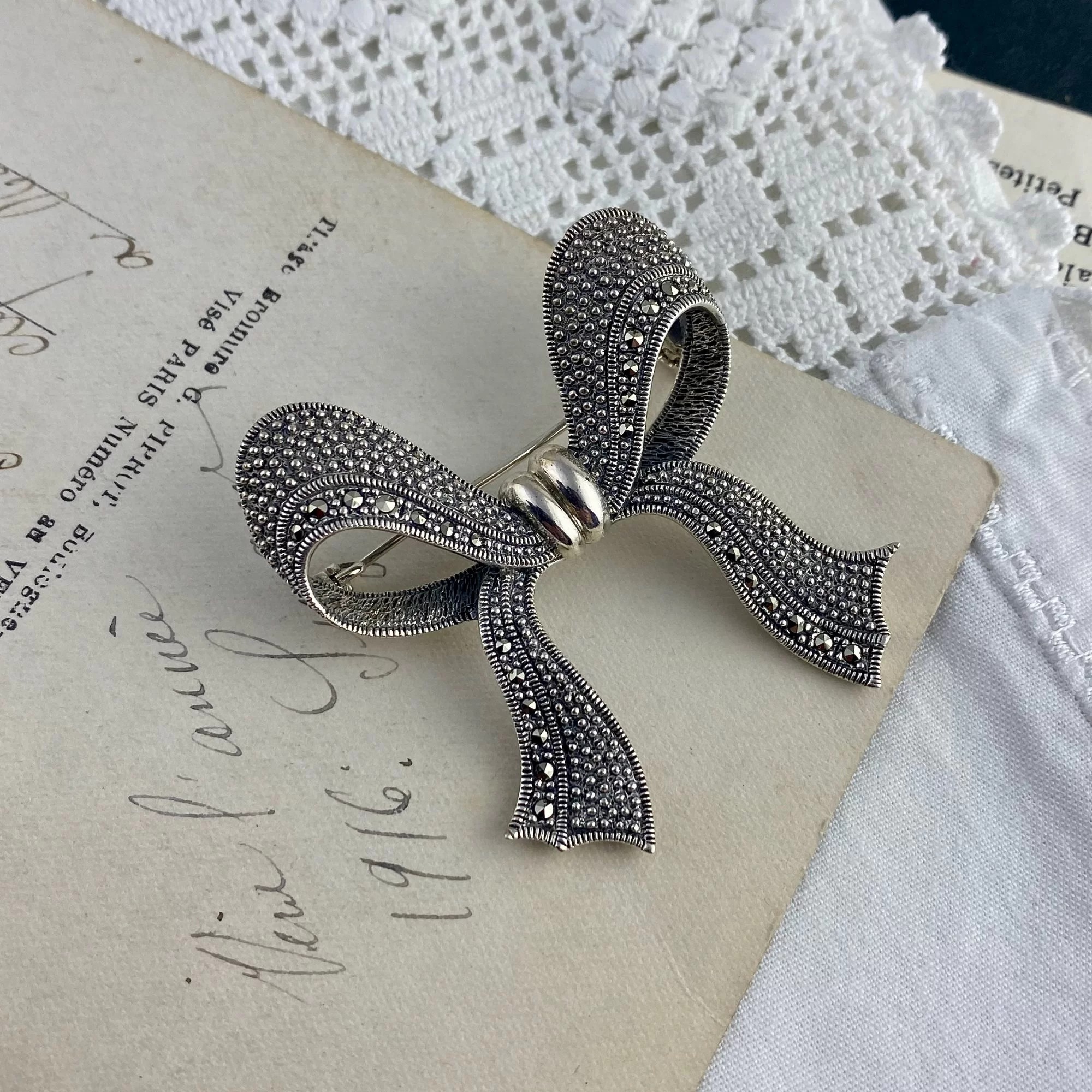 Крупная брошь из серебра с марказитами огранки Swarovski Бант