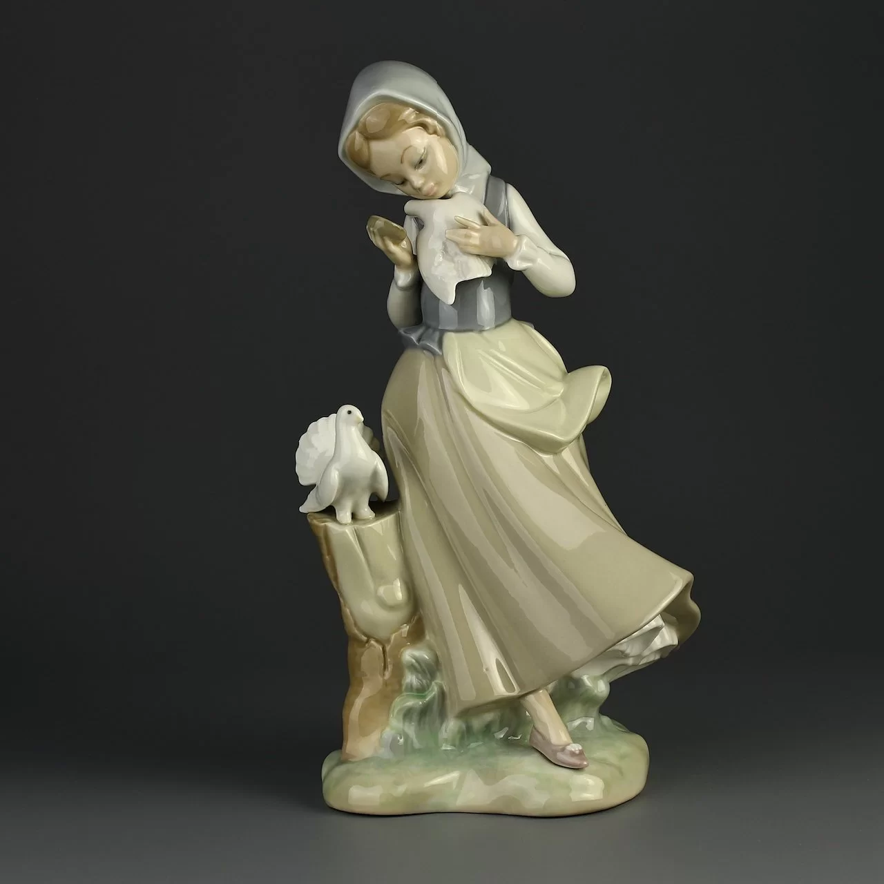 Винтажная фарфоровая статуэтка Девочка с голубями Испания Lladro 4915 Girl With Pigeons