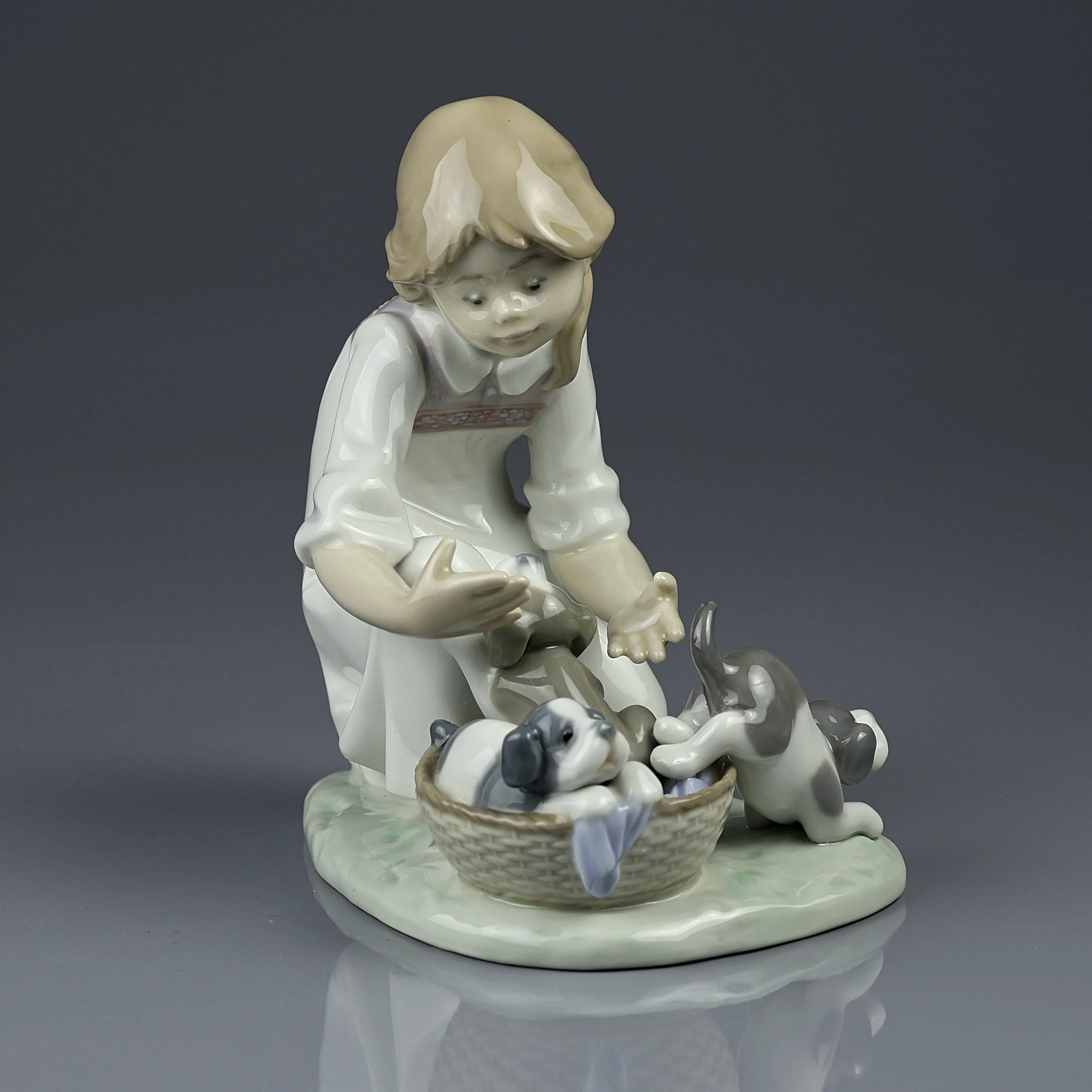 Винтажная фарфоровая статуэтка Девочка с щенками в корзине Lladro 5595 Joy in a Basket
