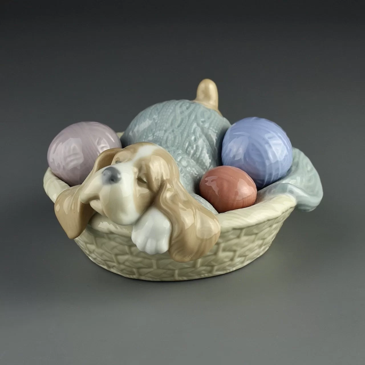 Винтажная фарфоровая статуэтка Собака в корзине Испания NAO Lladro 1406 Dozing Doggy