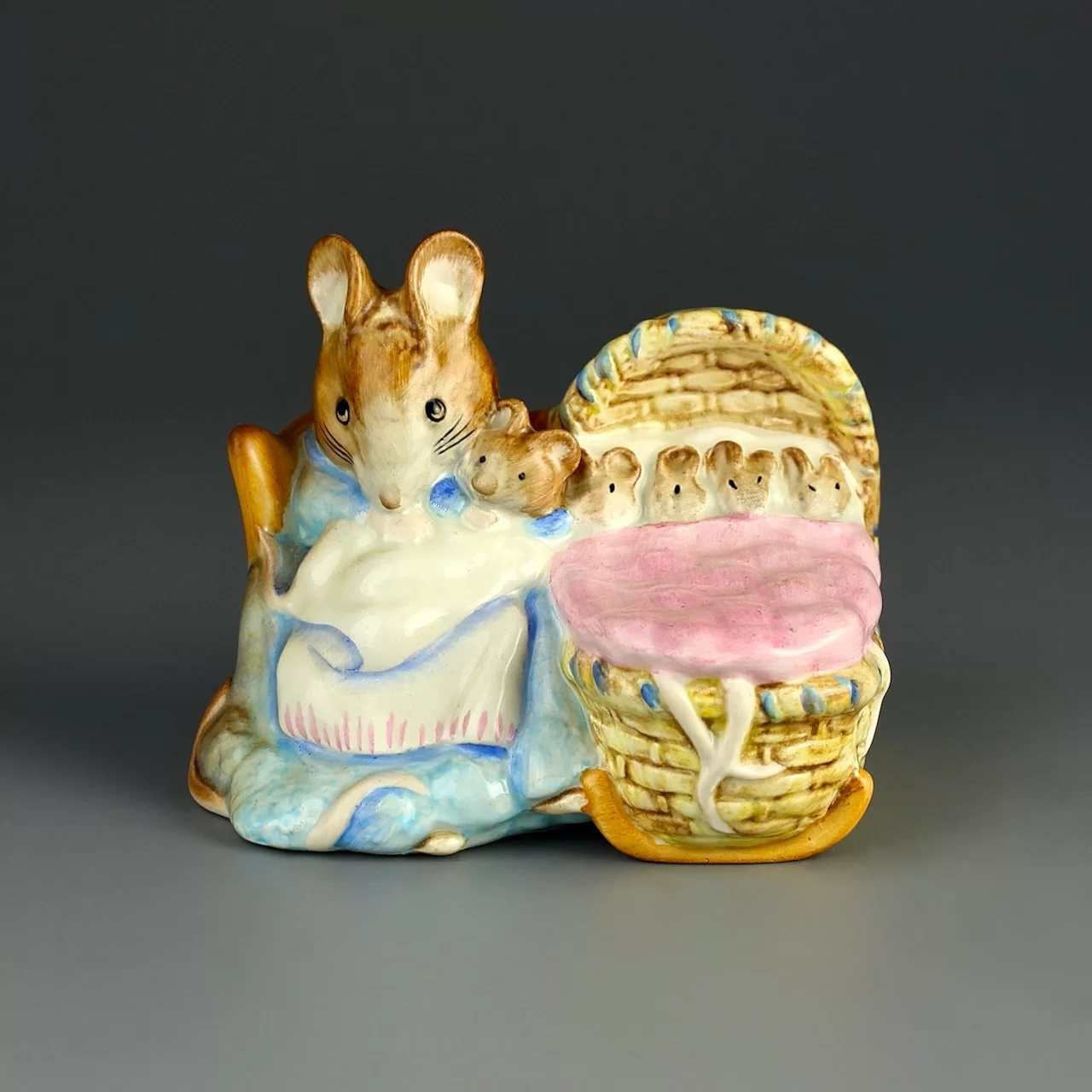 Винтажная фигурка Мышь с мышатами Англия Beatrix Potter Beswick Hunca Munca