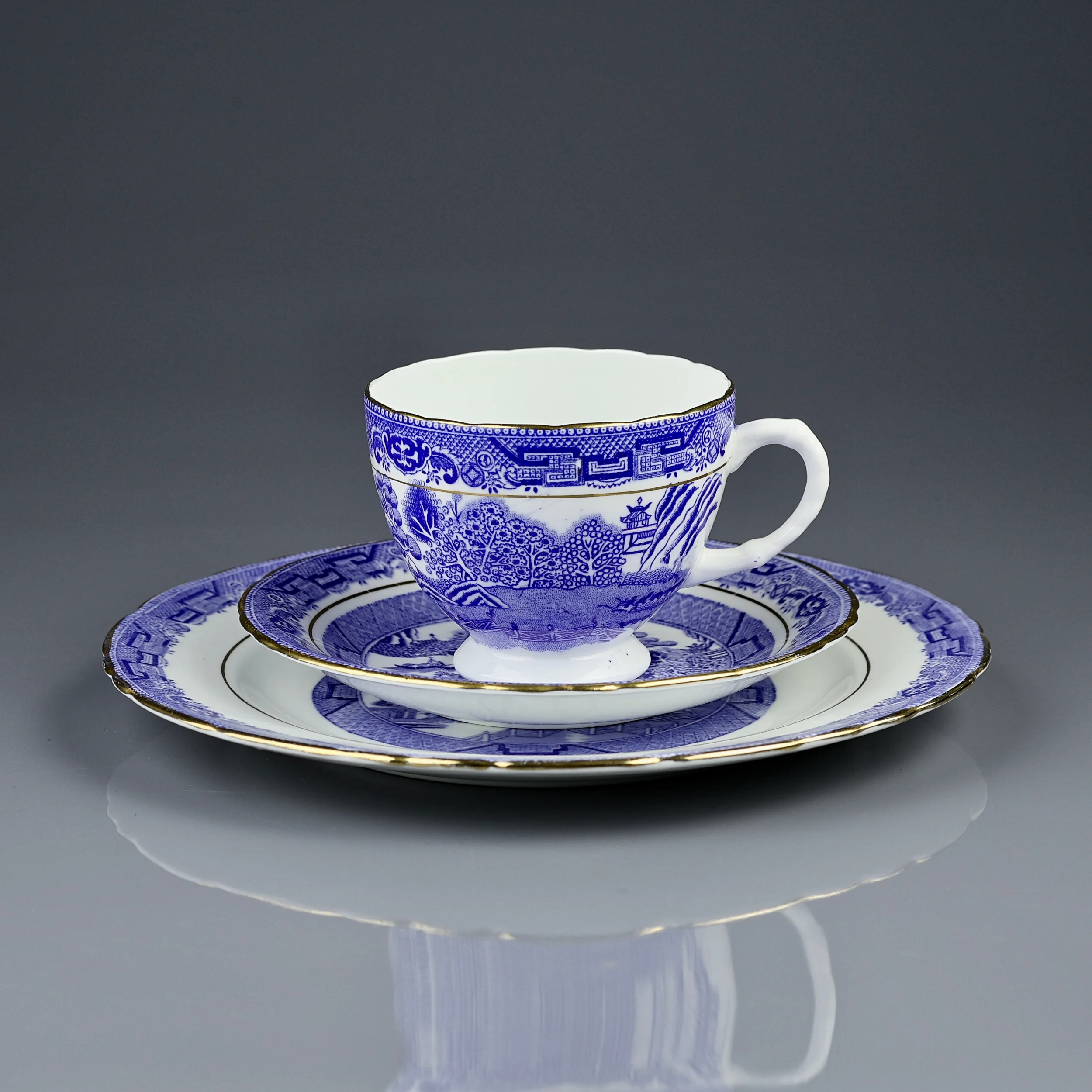 Винтажное фарфоровое чайное трио в стиле шинуазри Голубая ива Англия Delphine Pottery Blue Willow