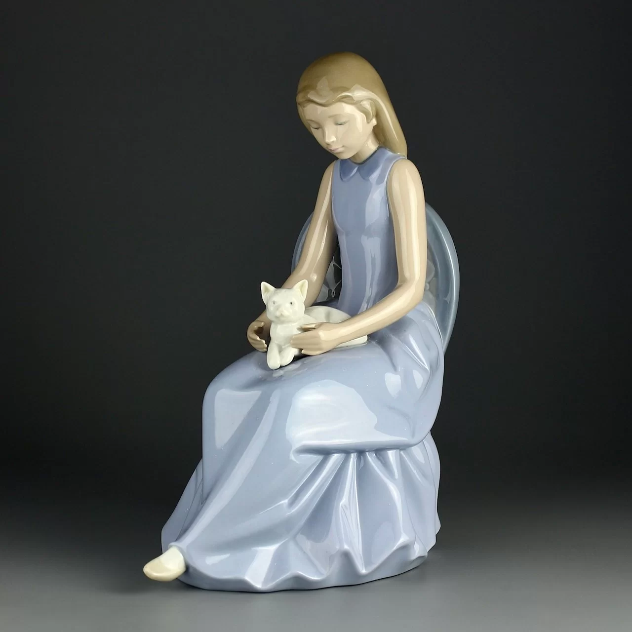 Винтажная фарфоровая статуэтка Девочка с кошкой Кот Испания Lladro NAO 760 Girl Seated With Cat