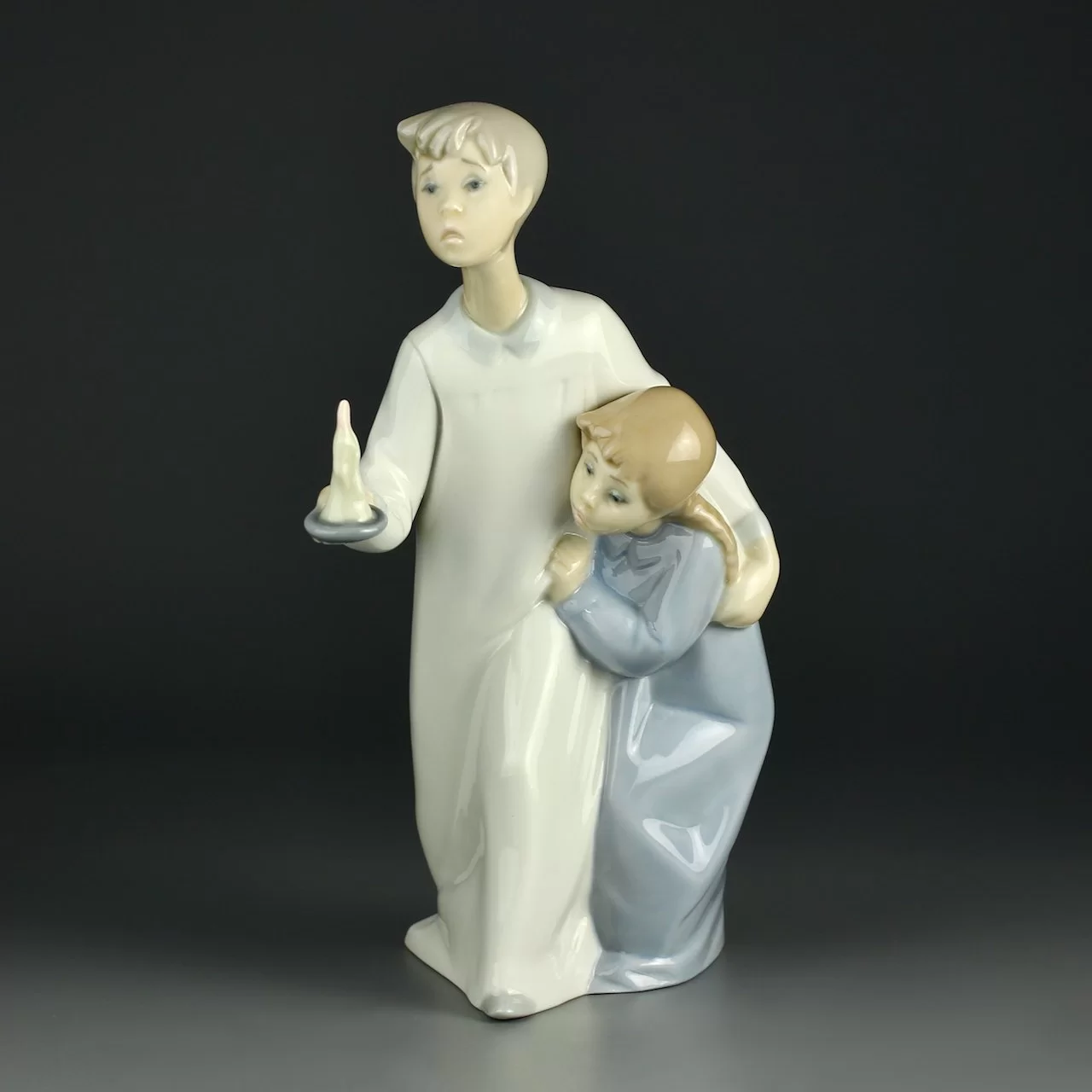 Винтажная фарфоровая статуэтка Испания Мальчик и девочка со свечой Lladro 4874 Boy in Night-Shirt