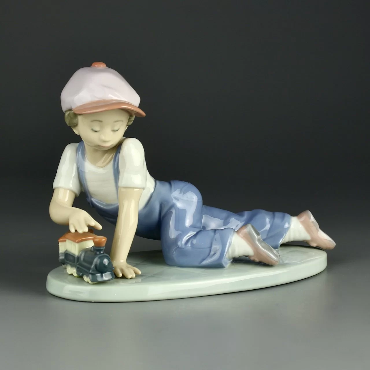Винтажная фарфоровая статуэтка Испания Мальчик с паровозиком Lladro 7619 All Abroad