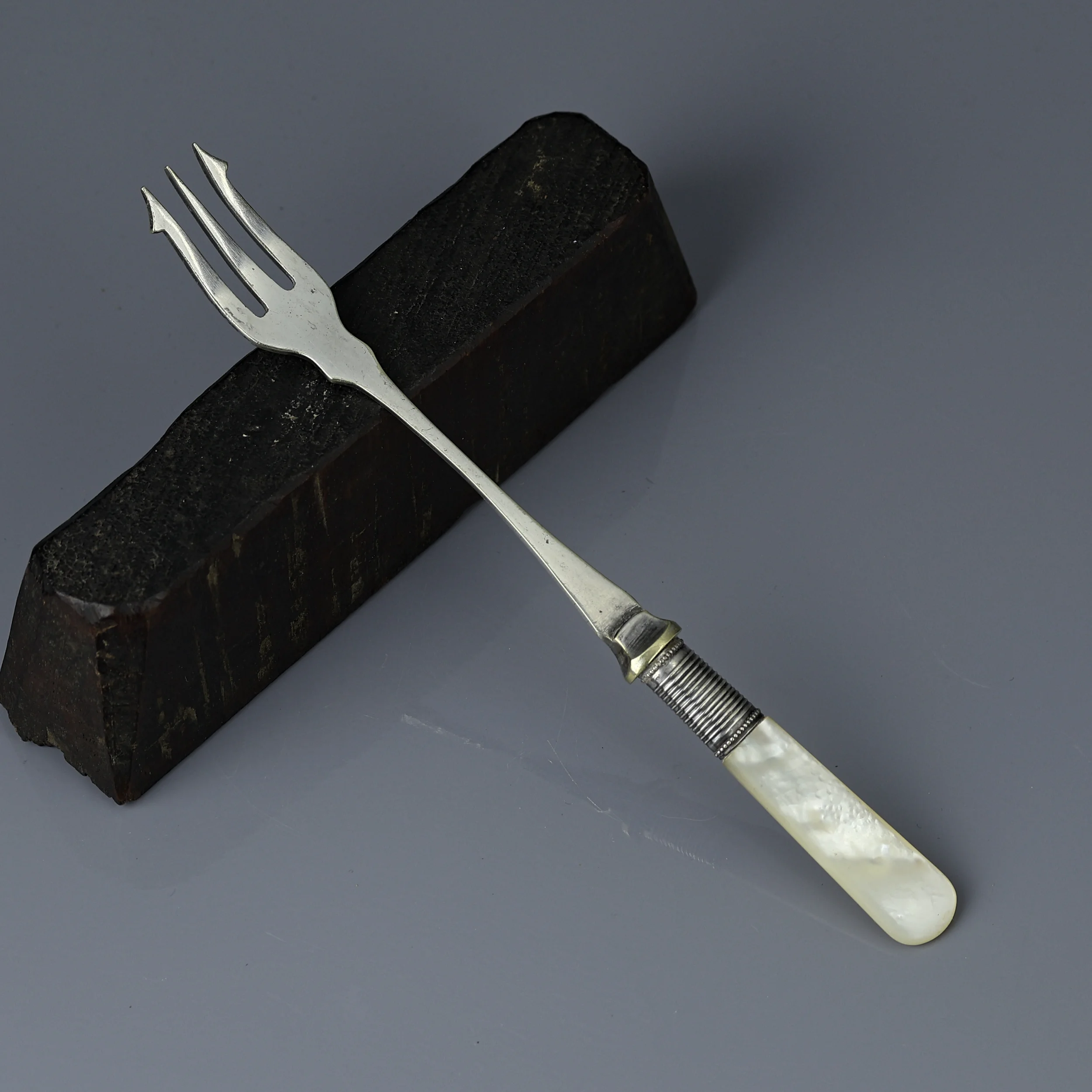 Антикварная английская вилка Pickle Fork для закусок с перламутровой рукоятью