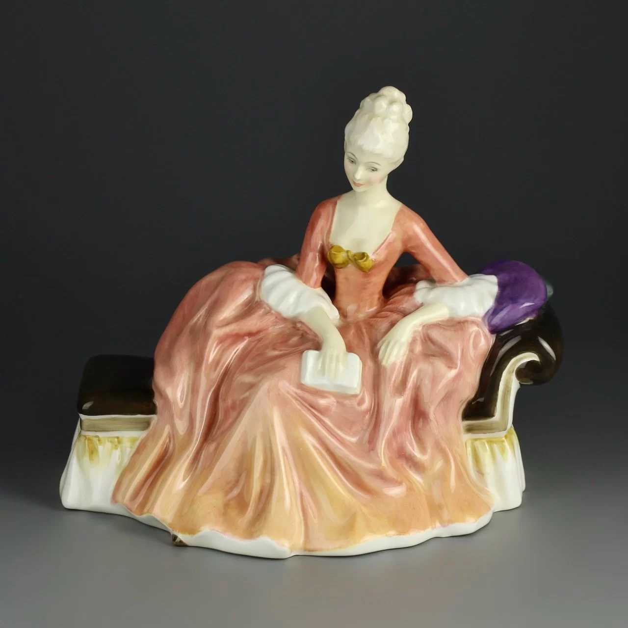 Винтажная фарфоровая статуэтка Дама на оттоманке с книгой Англия Royal Doulton 2306 Reverie