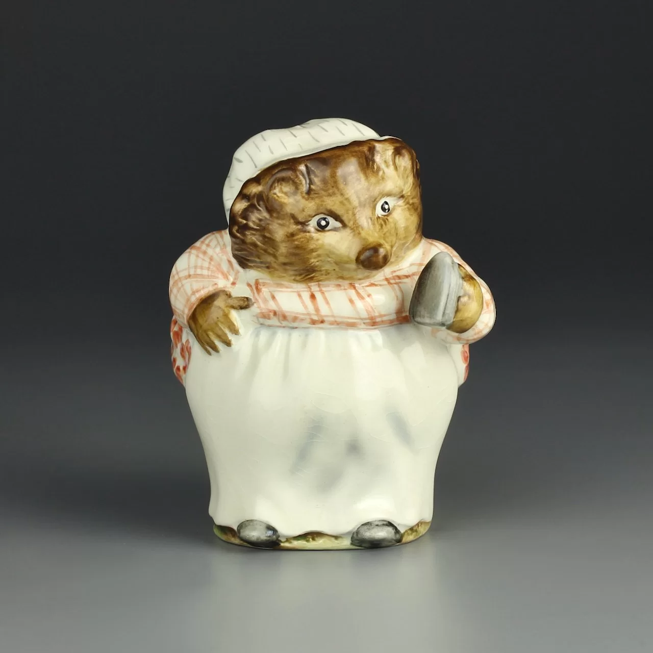 Винтажная статуэтка Ежиха с утюгом Англия Beatrix Potter Beswick Mrs Tiggy-Winkle