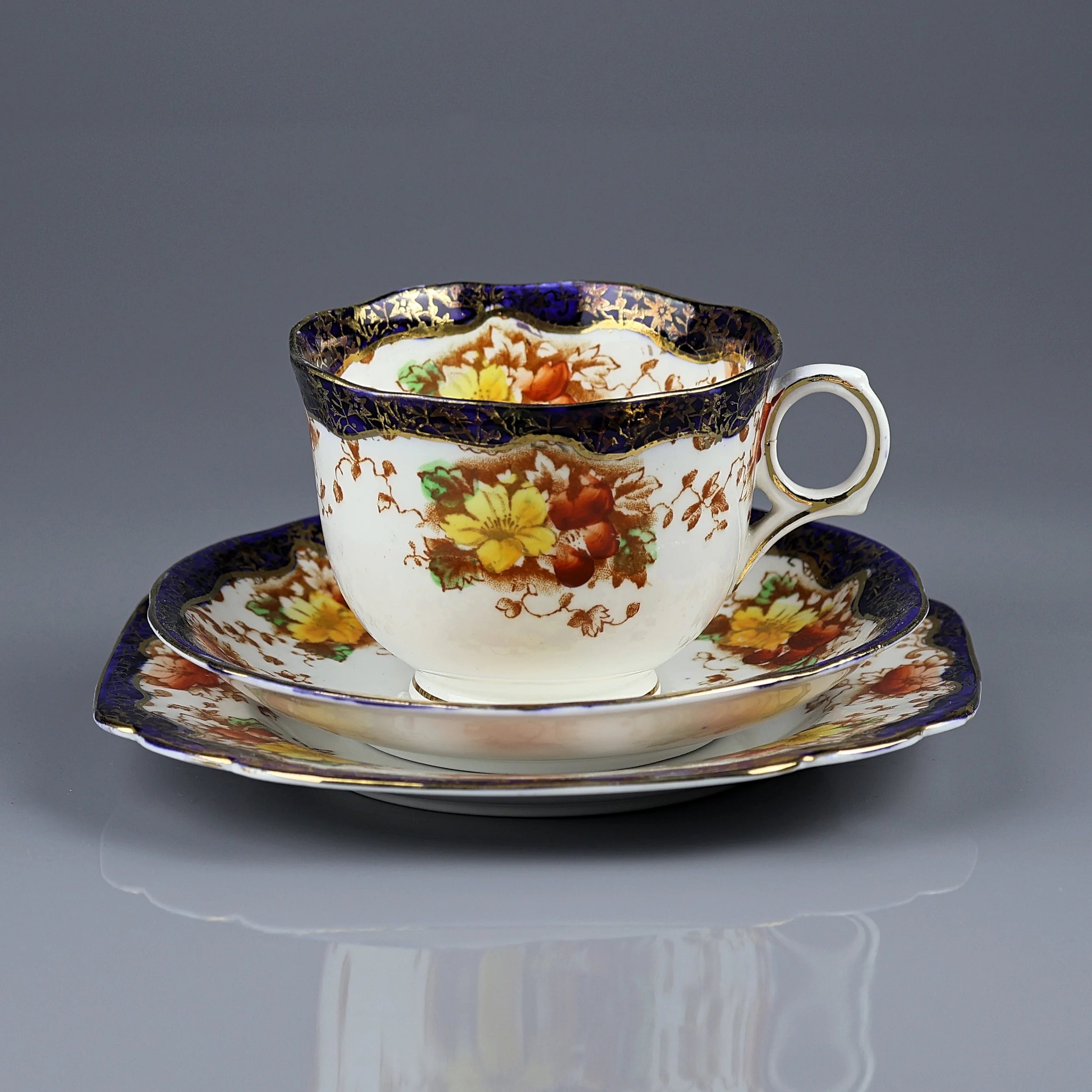 Фарфоровое чайное трио с цветочным орнаментом Crown Staffordshire Англия первая половина XX века