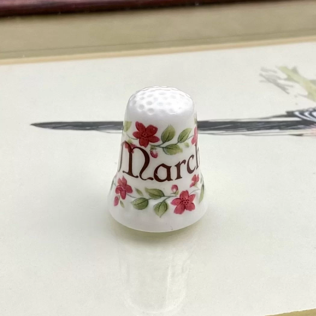 Винтажный английский фарфоровый напёрсток March Март