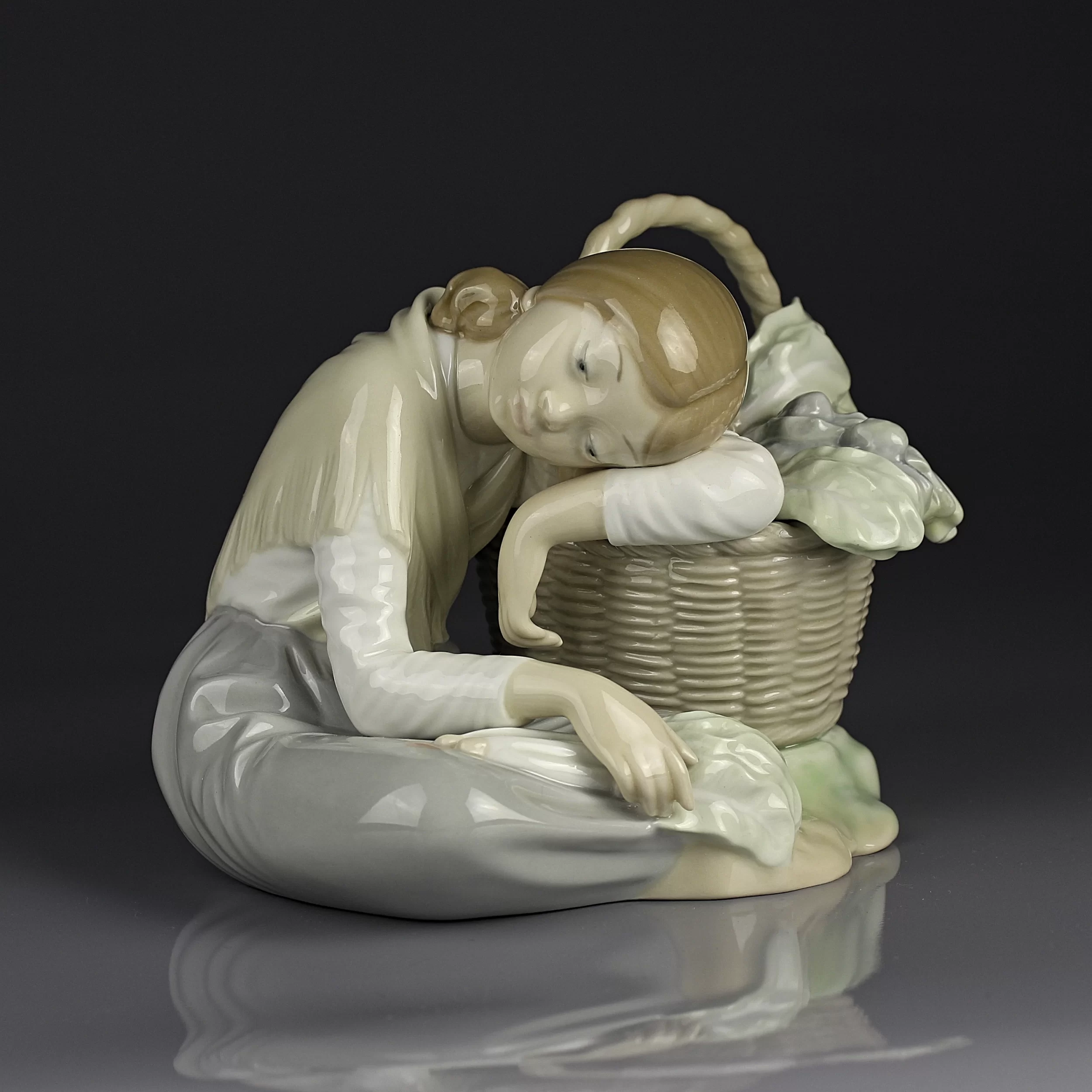 Винтажная фарфоровая статуэтка Девочка с корзиной капусты Испания Lladro 1087 Little Greengrocer