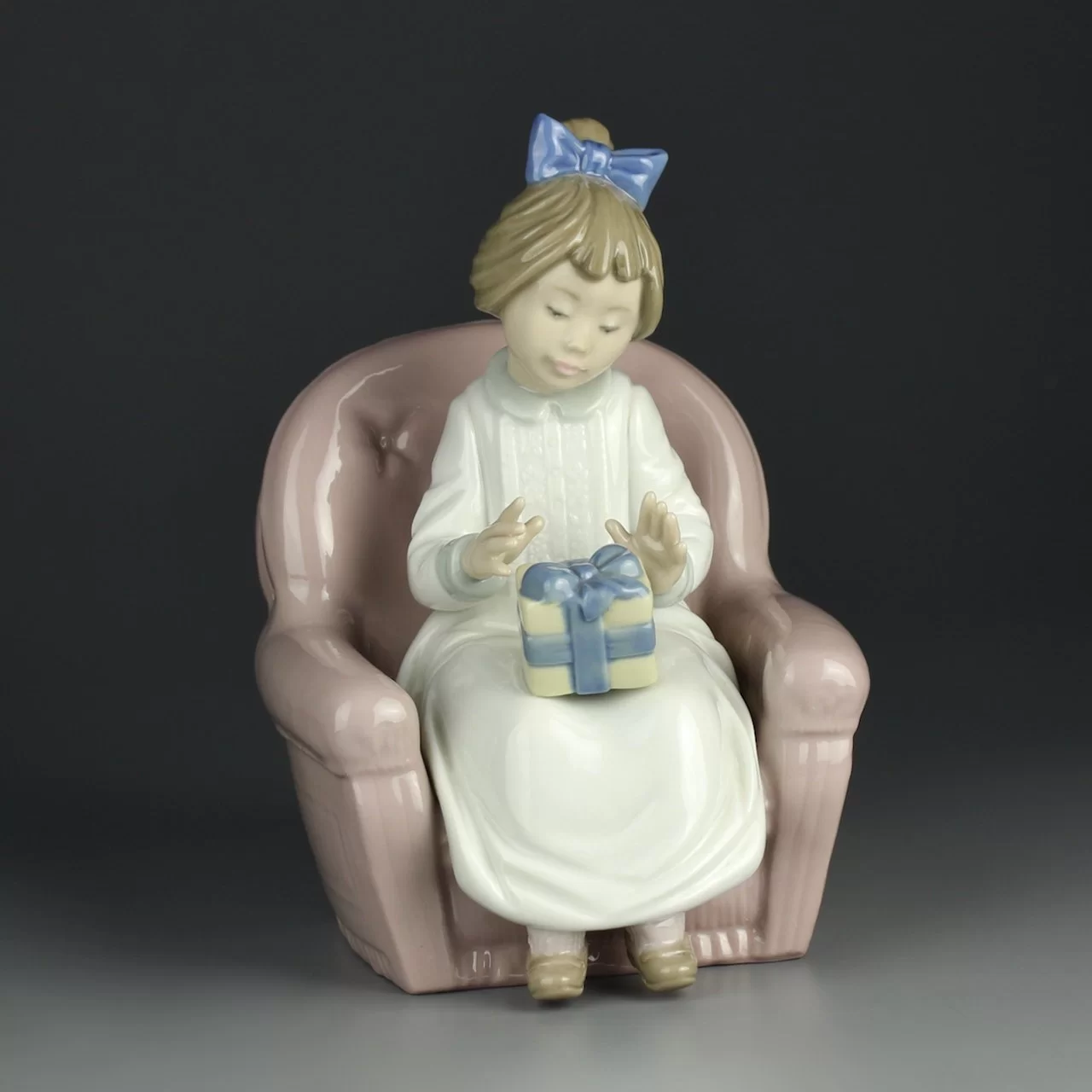 Винтажная фарфоровая статуэтка Девочка с подарком Испания Lladro NAO 1167 Can I Open It