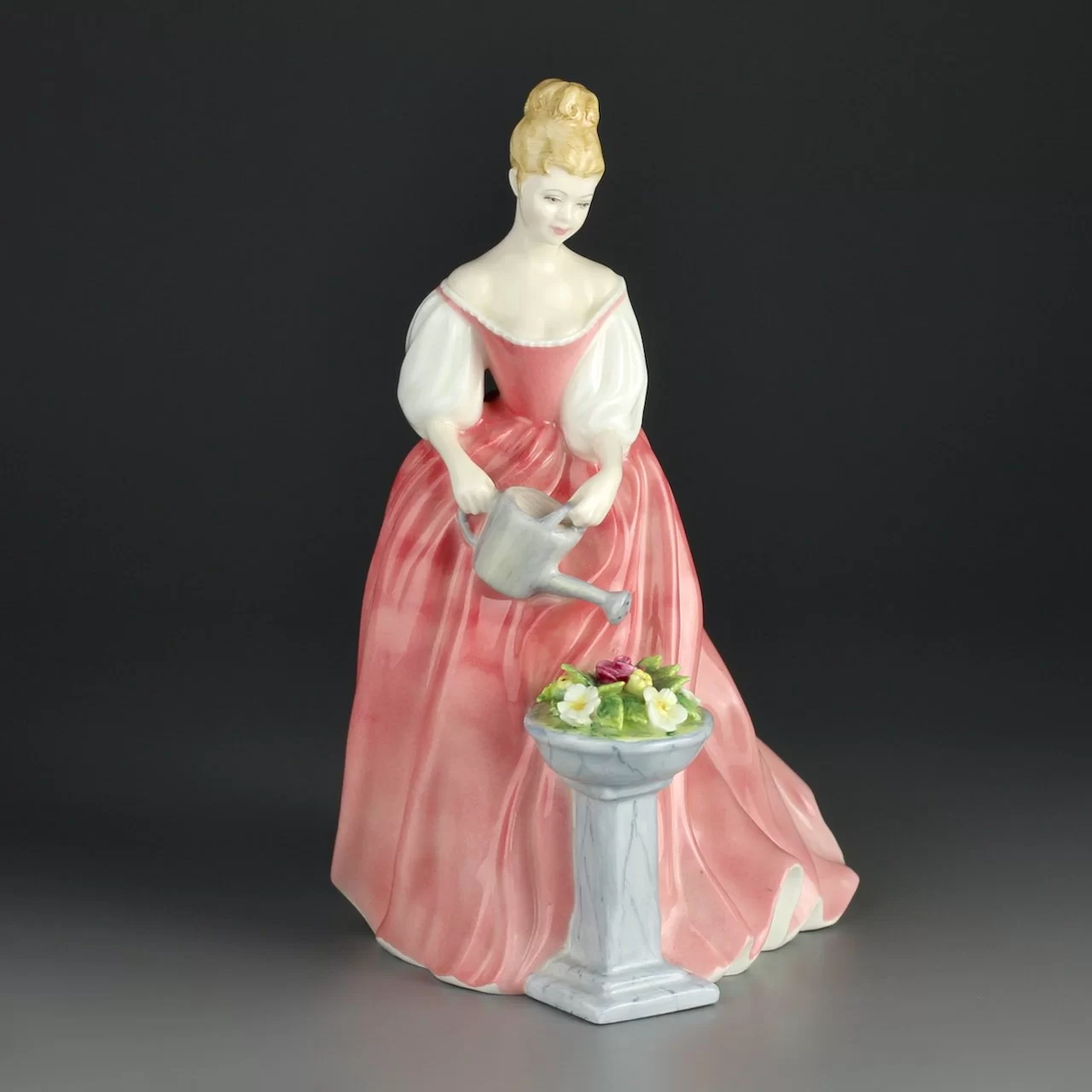Винтажная фарфоровая статуэтка Дама поливает цветы Англия Royal Doulton 3292 Alexandra