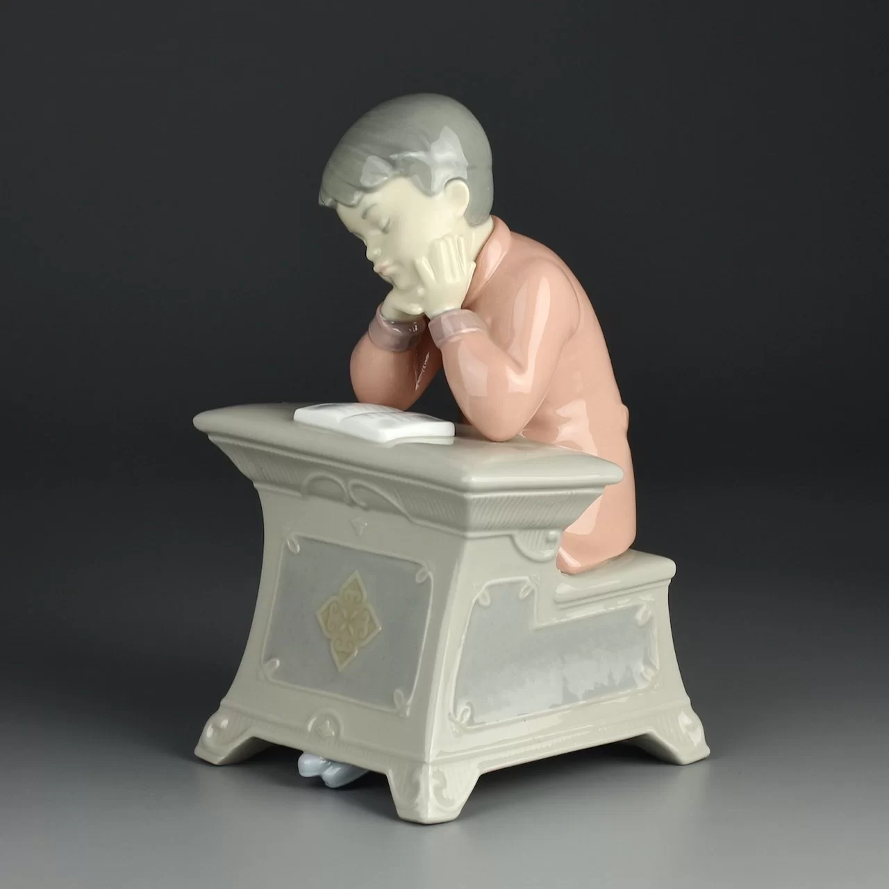 Винтажная фарфоровая статуэтка Мальчик с книгой за партой Испания Lladro NAO 1403 My First Class