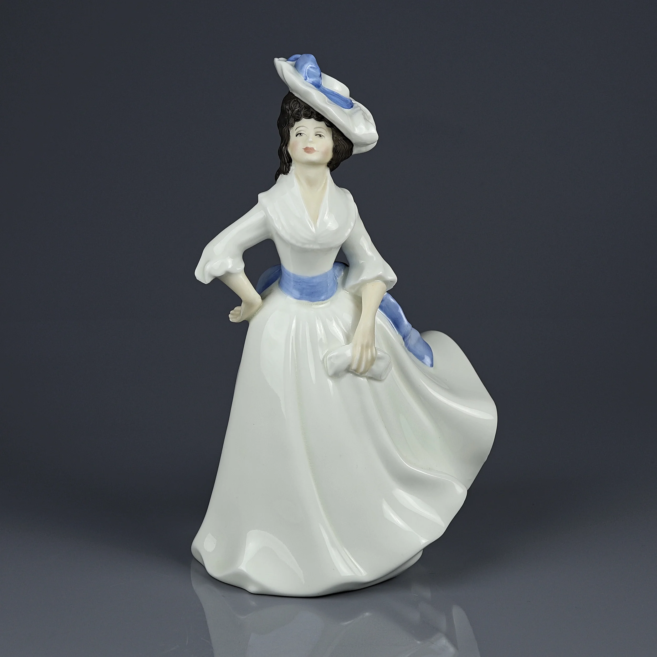 Винтажная фарфоровая статуэтка Маргарет Дама в шляпке Англия Royal Doulton HN2397 Margaret