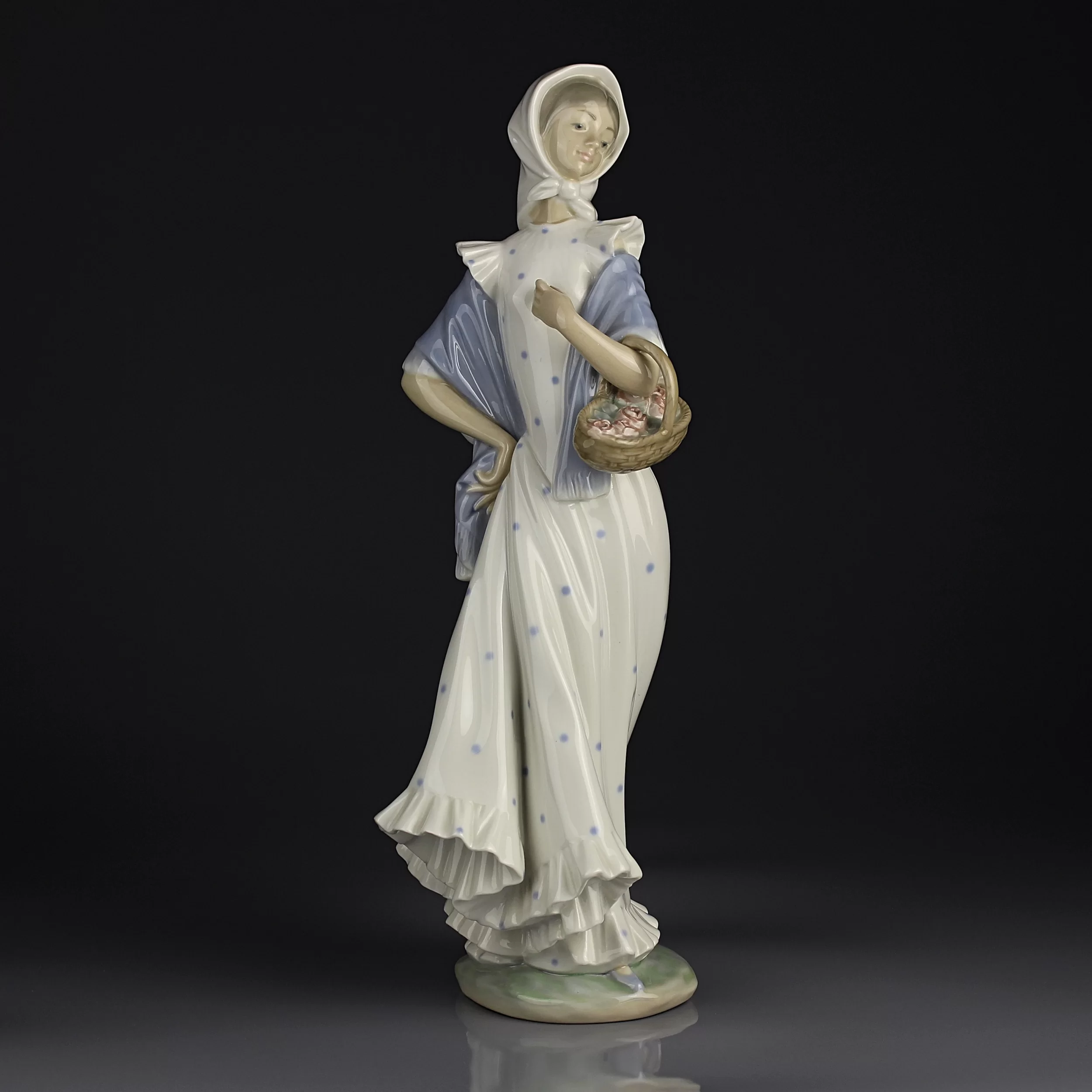 Винтажная фарфоровая статуэтка Испания Lladro NAO 204 Girl With Scarf Девушка в платке с корзинкой цветов
