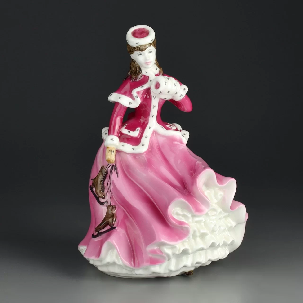 Винтажная фарфоровая статуэтка Англия Фигуристка Коньки Coalport The Skater