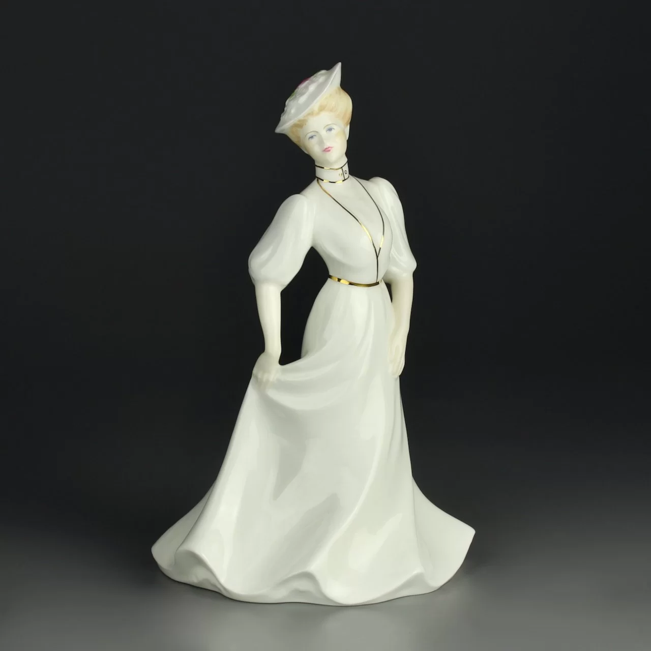 Винтажная фарфоровая статуэтка Дама в шляпке Англия Coalport Lorraine