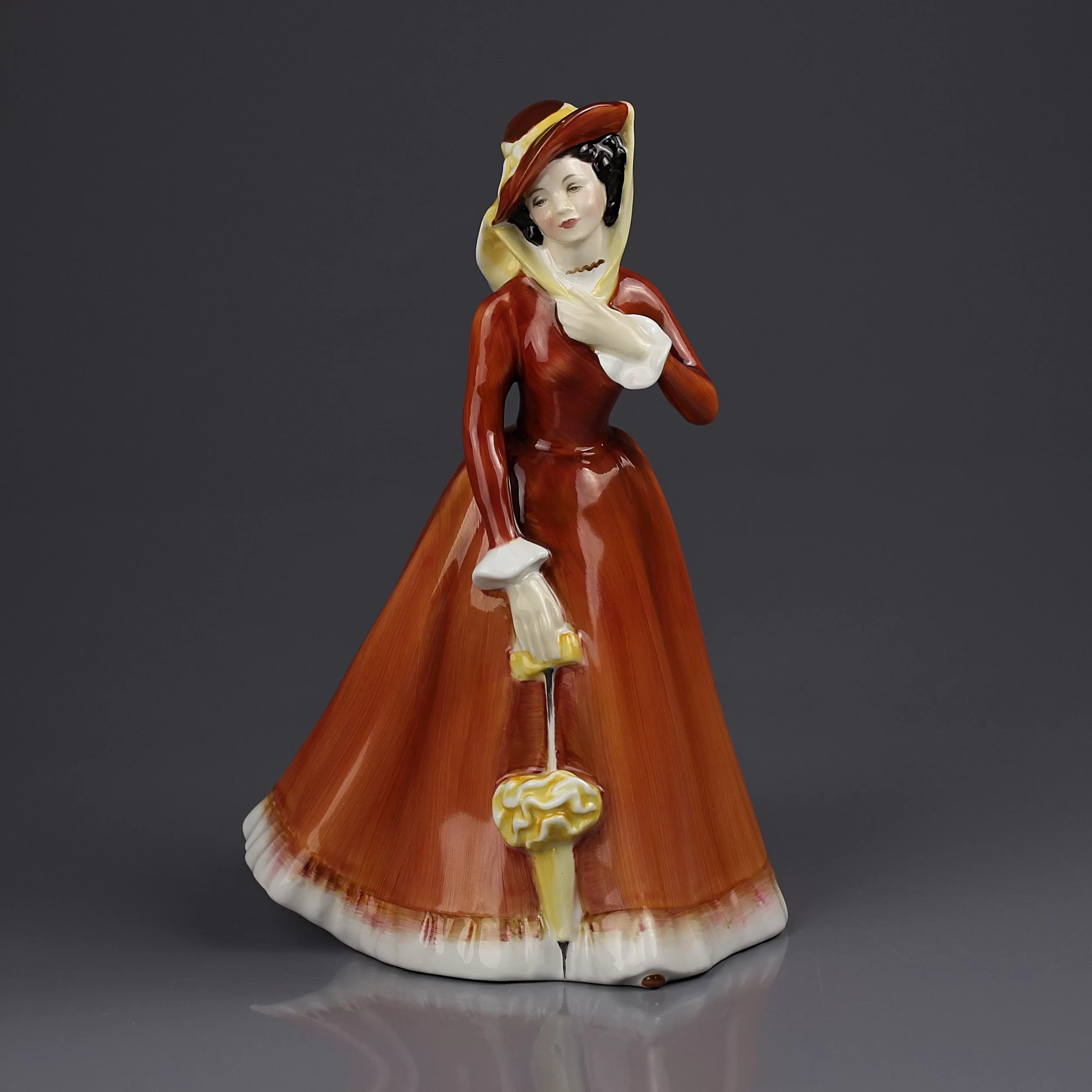 Винтажная фарфоровая статуэтка Дама с зонтиком Англия Royal Doulton HN2705 Julia