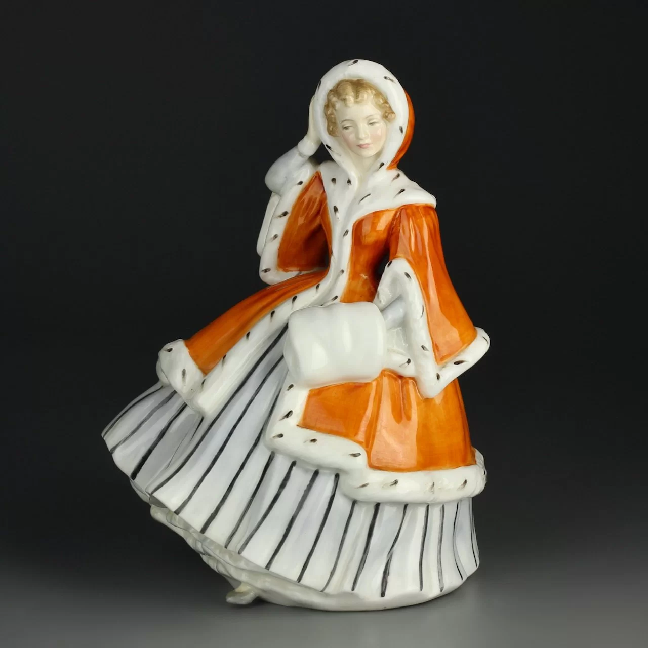 Винтажная фарфоровая статуэтка Дама с муфтой Англия Royal Doulton 2179 Noelle
