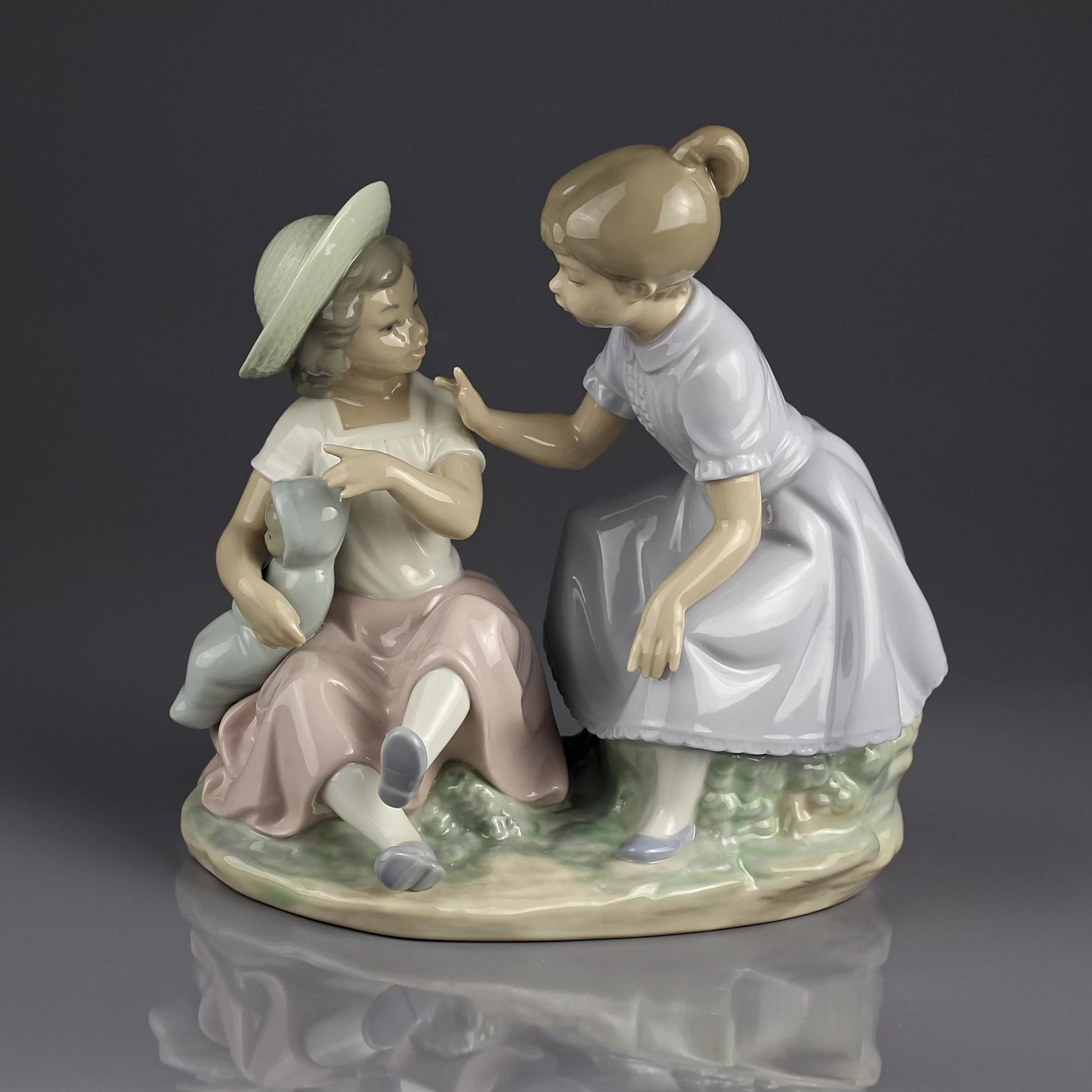 Винтажная фарфоровая статуэтка Девочки с куклой Испания Lladro NAO 0280 It is my Doll