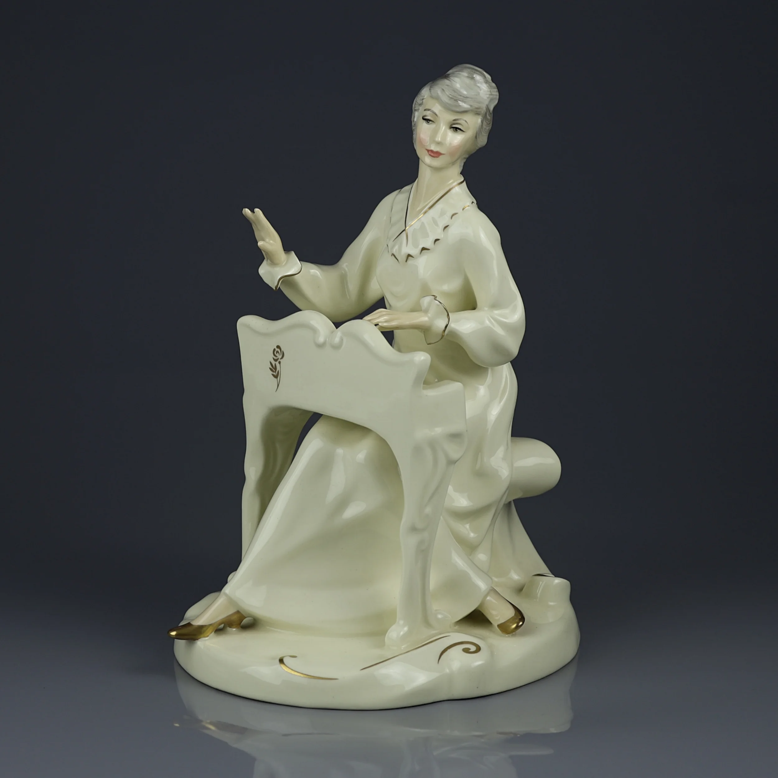 Винтажная фарфоровая статуэтка Дама за клавесином Англия Royal Doulton HN2756 Musicale