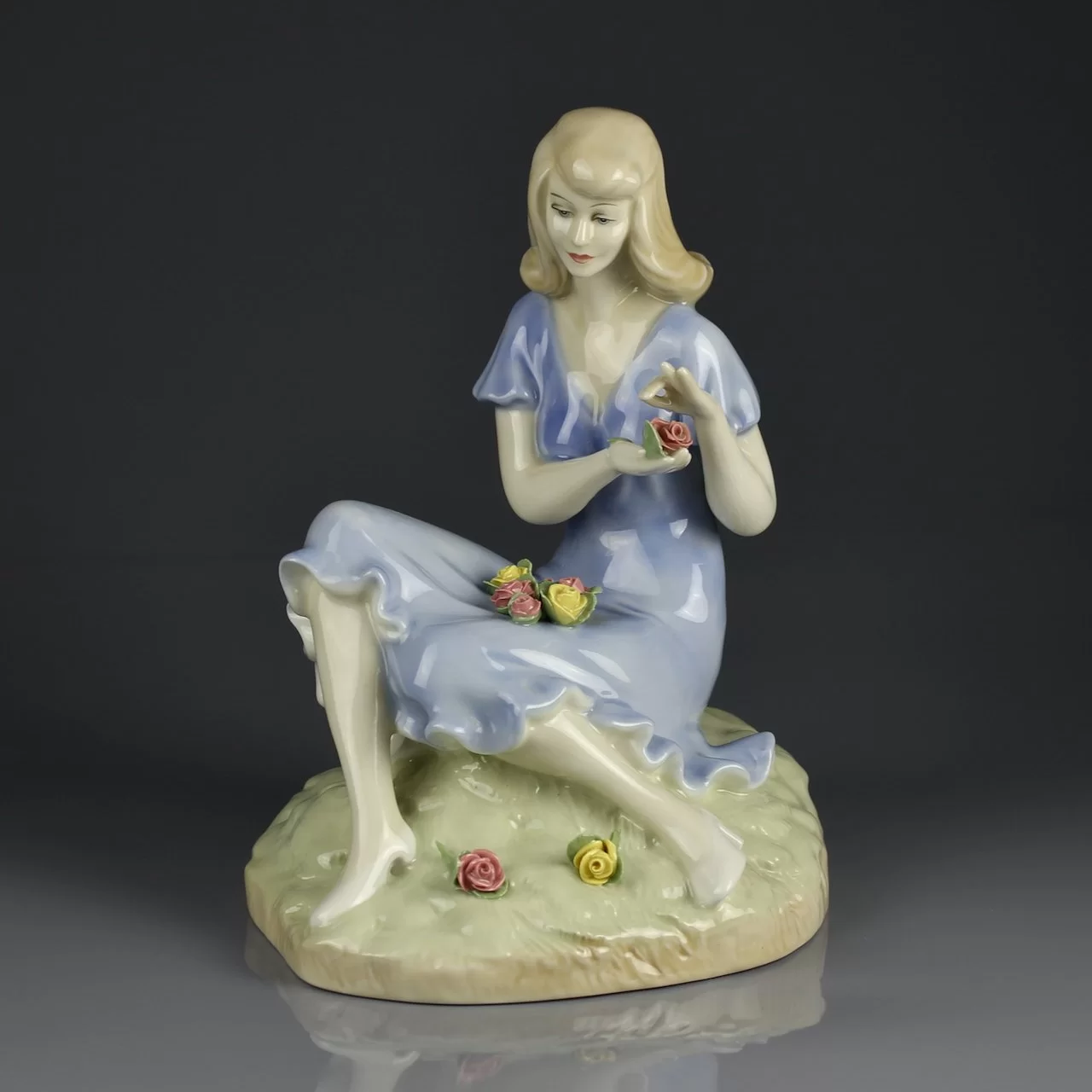 Винтажная фарфоровая статуэтка Дама с розами Англия Royal Doulton 3085 Summer Rose