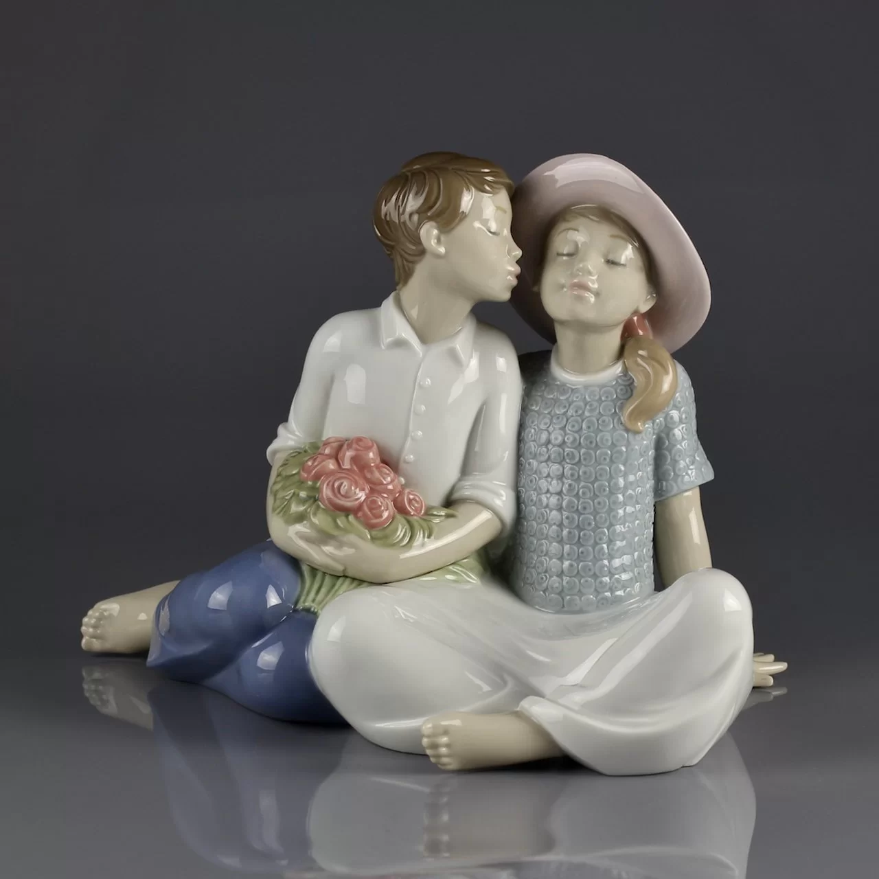 Винтажная фарфоровая статуэтка Испания Lladro NAO 1781 Stealing Kiss Целующаяся пара Влюблённые
